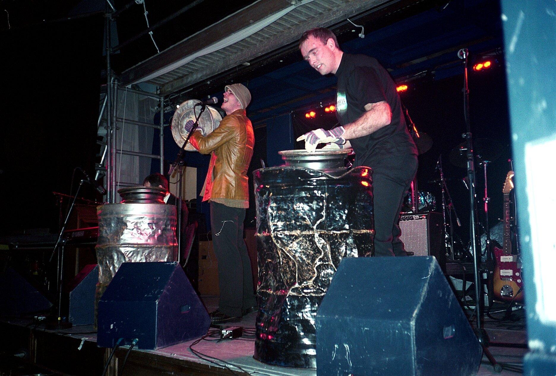 En av bandets første konserter var på Ricks i Bergen i mars 2000. Oljefatet ble et varemerke for gjengen fra Stavanger.