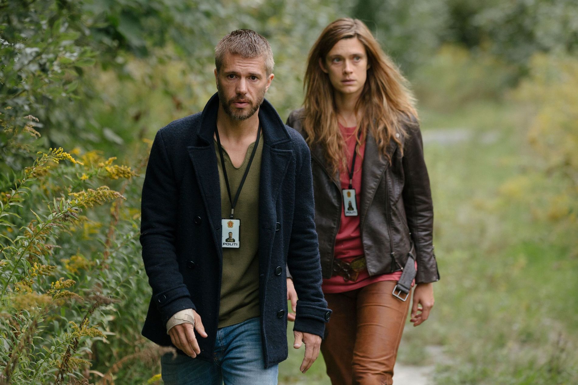 Skuespillerne Nicolai Cleve Broch og Krista Kosonen i sesong 2 av «Beforeigners». Nå er serien fjernet fra HBO Max.