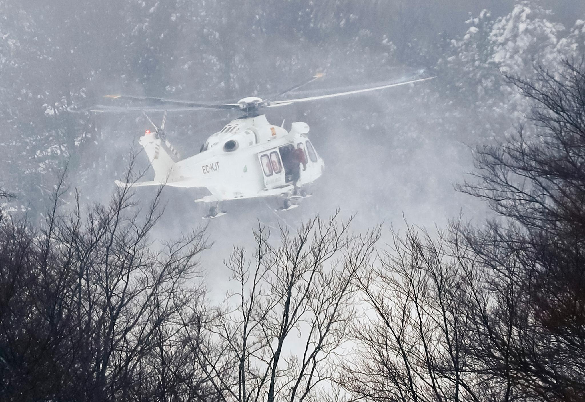 Italienske redningsmyndigheter bruker helikoptre for å komme seg frem til ulykkesstedet. To overlevende skal ha blitt fløyet til sykehus fredag.
