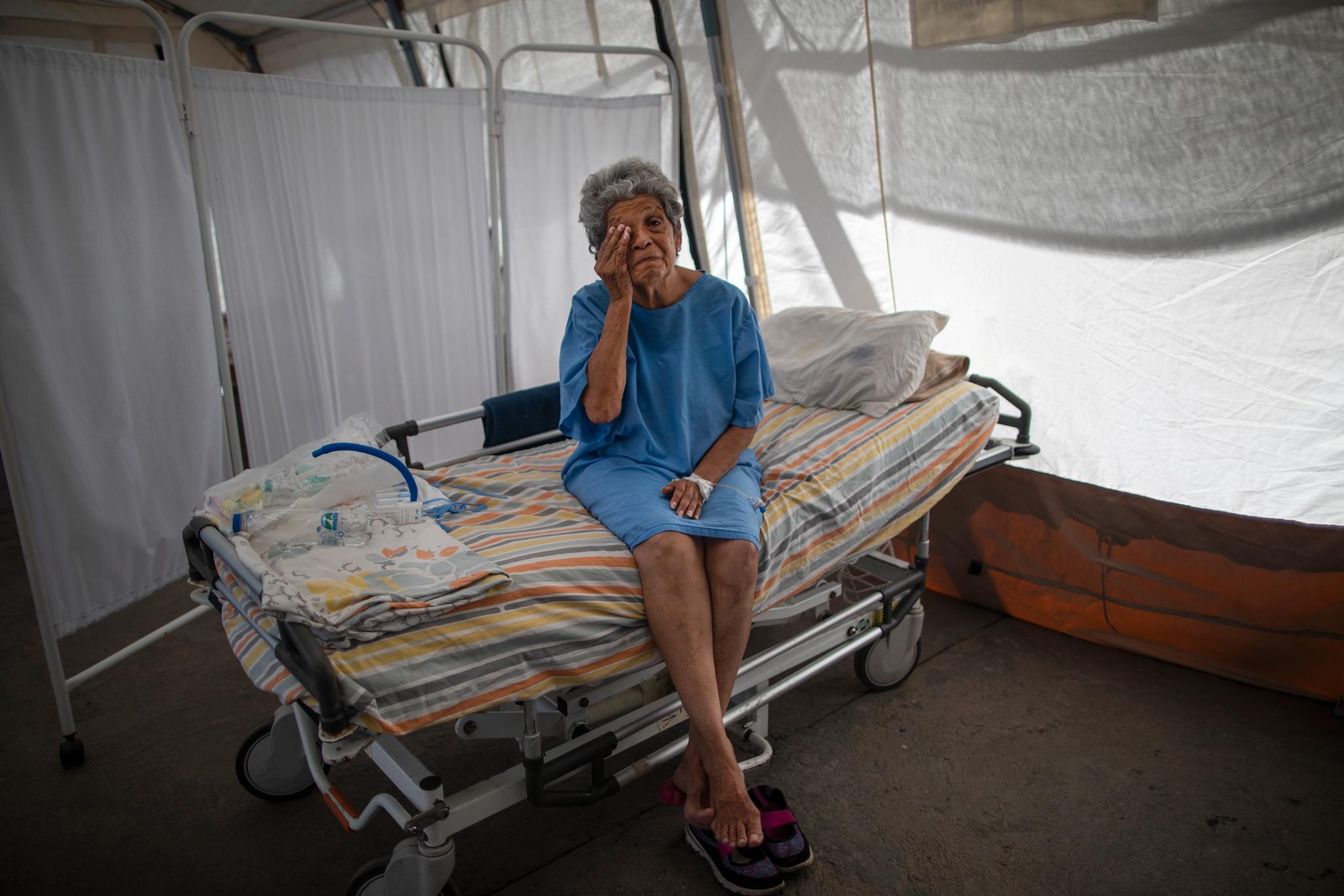 Helsesystemet i Venezuela hadde kollapset allerede før koronapandemien. Nå får koronasyke behandling på feltsykehus drevet av internasjonale organisasjoner.  75 år gamle Nancy Rodriguez ble behandlet på Leger uten grenser-sykehuset i Caracas tidligere i høst. 