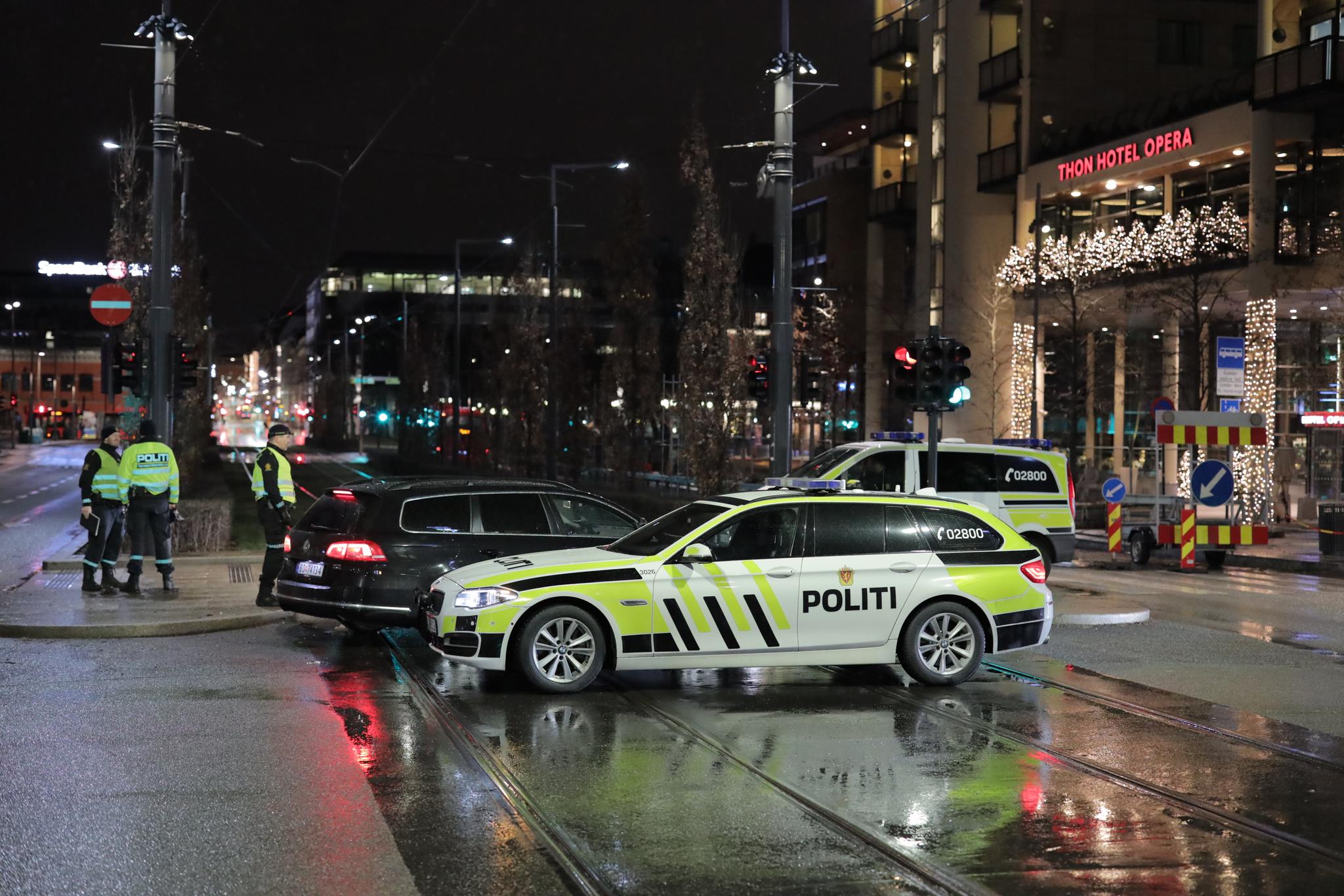 En 25 år gammel mann ble fredag kveld påkjørt av en drosje utenfor et hotell i Oslo sentrum. 