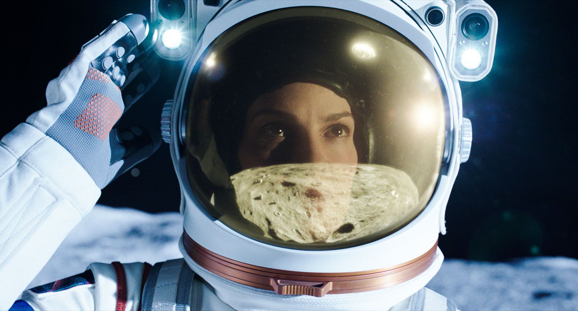 Hilary Swank reiser til Mars i «Away». 