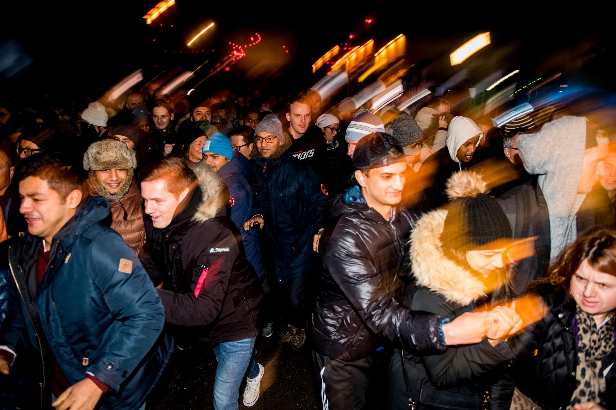 Norske forbrukere omfavner Black Friday-fenomenet. Her løper og kjøper folk på  Norwegian Outlet i Vestby.
