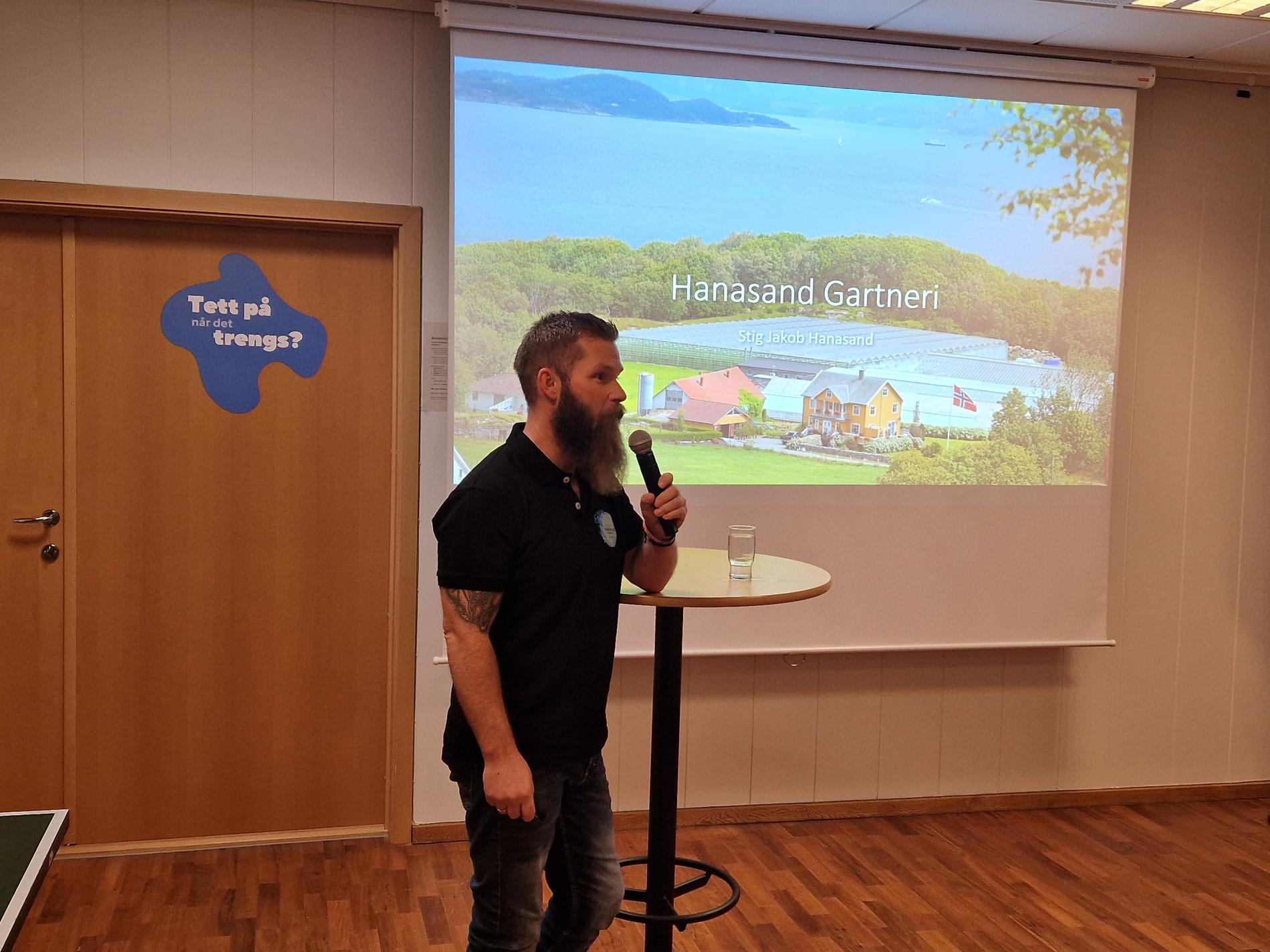 Stig Jakob Hanasand fra Hanasand gartneri holder foredrag om hvordan man kan lykkes som oppstartsbedrift på øyene.