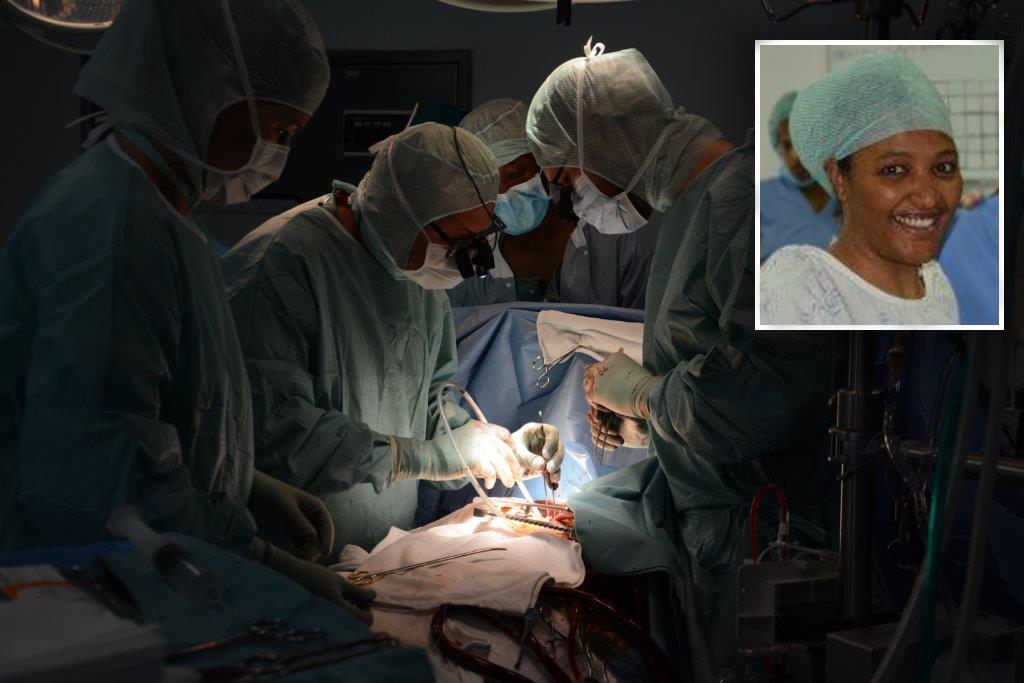 PÅ BESØK: Et team på 17 ansatte fra Haukeland universitetssjukehus besøkte Etiopia for å drive opplæring og gjennomføre hjertekirurgi. Dette bildet er fra en av de elleve operasjonene de gjennomførte. På bildet ser du operasjonssykepleier Tarja Valtanen, hjertekirurg Rune Haaverstad, Doktor Bogale og hjertekirurg Vegard Ellensen. I høyre hjørne ser du Ekram Shafi som var livstruende syk.