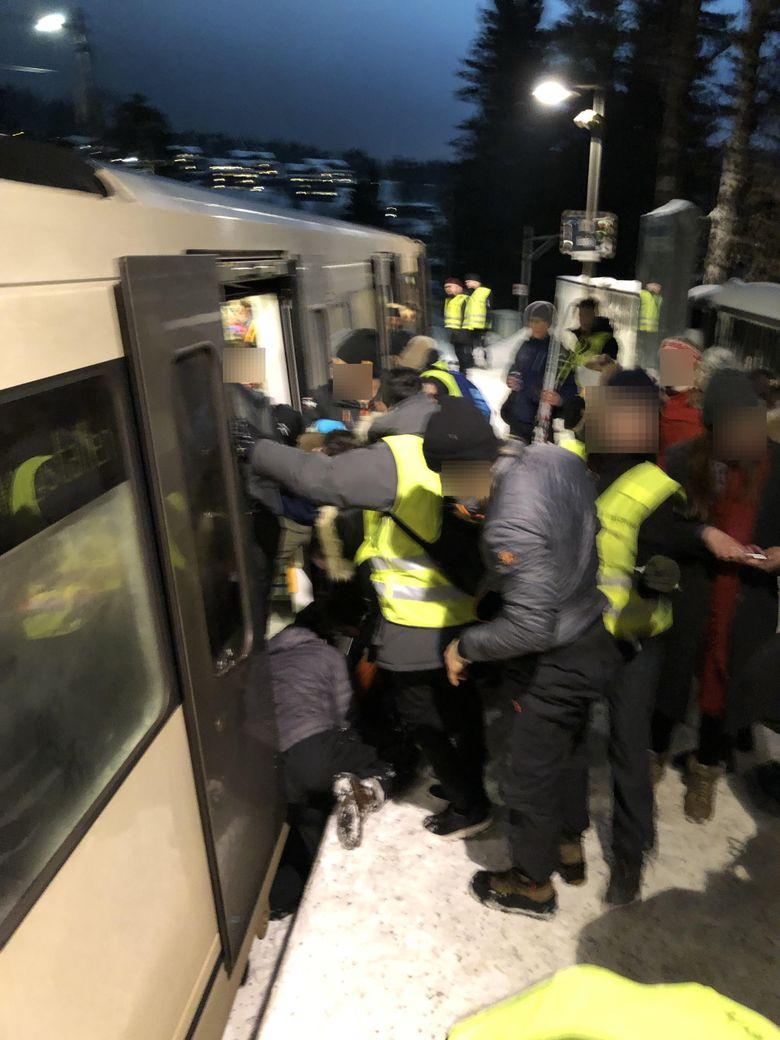 Bildet viser hendelsen på Voksenlia stasjon i 2018 hvor en kvinne satt fast mellom toget og perrongen. Flere personer fikk strøm i seg.