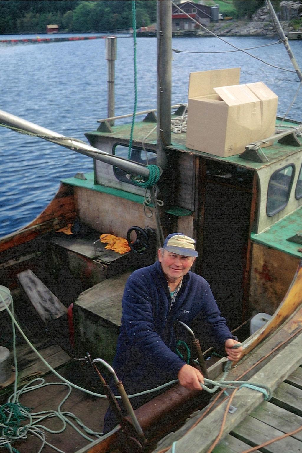 Olav Anvik var ein roleg og blid mann. Her ombord i gavlabåten sin.