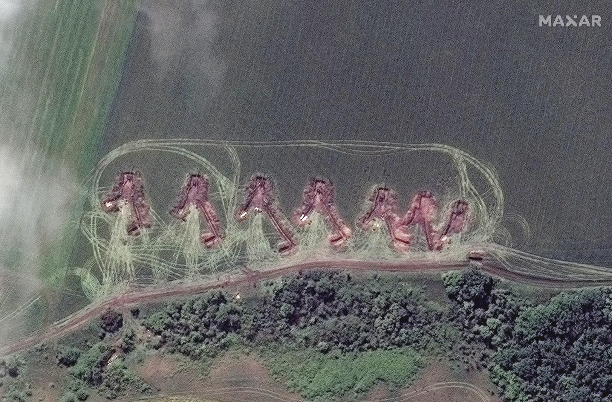 Satellittbilde viser artilleri nord for Lyman i Ukraina.