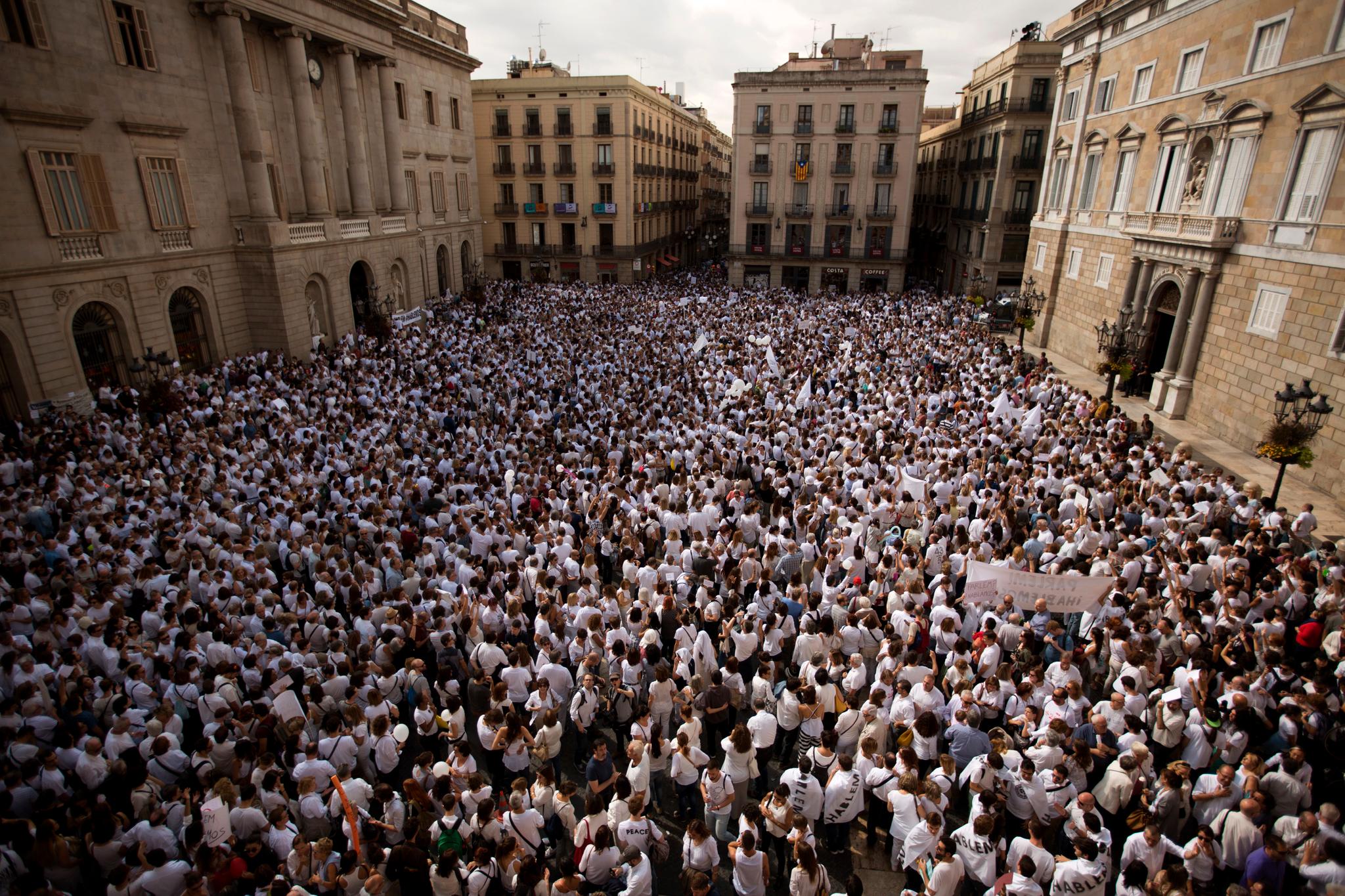  Flere demonstrasjoner til støtte for spansk samhold ble gjennomført en rekke steder i Spania lørdag, blant annet i Madrid og Barcelona – hvor dette bildet er tatt. Folk krever dialog. 
