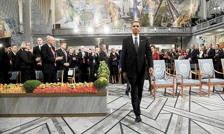 Barack Obama høstet stående applaus for sin fredspristale. (FFOTO: REUTERS/John McConnico)