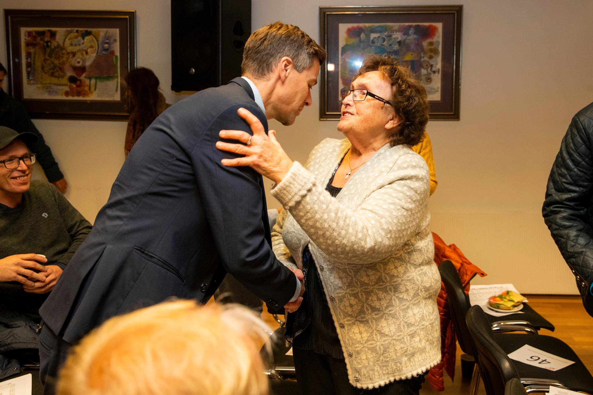  Knut Arild Hareide hilser på Reidun Brusletten, landets første bistandsminister, nå lokallagsleder i Nes KrF. Hun oppfordret årsmøtet om å gå mot venstre.