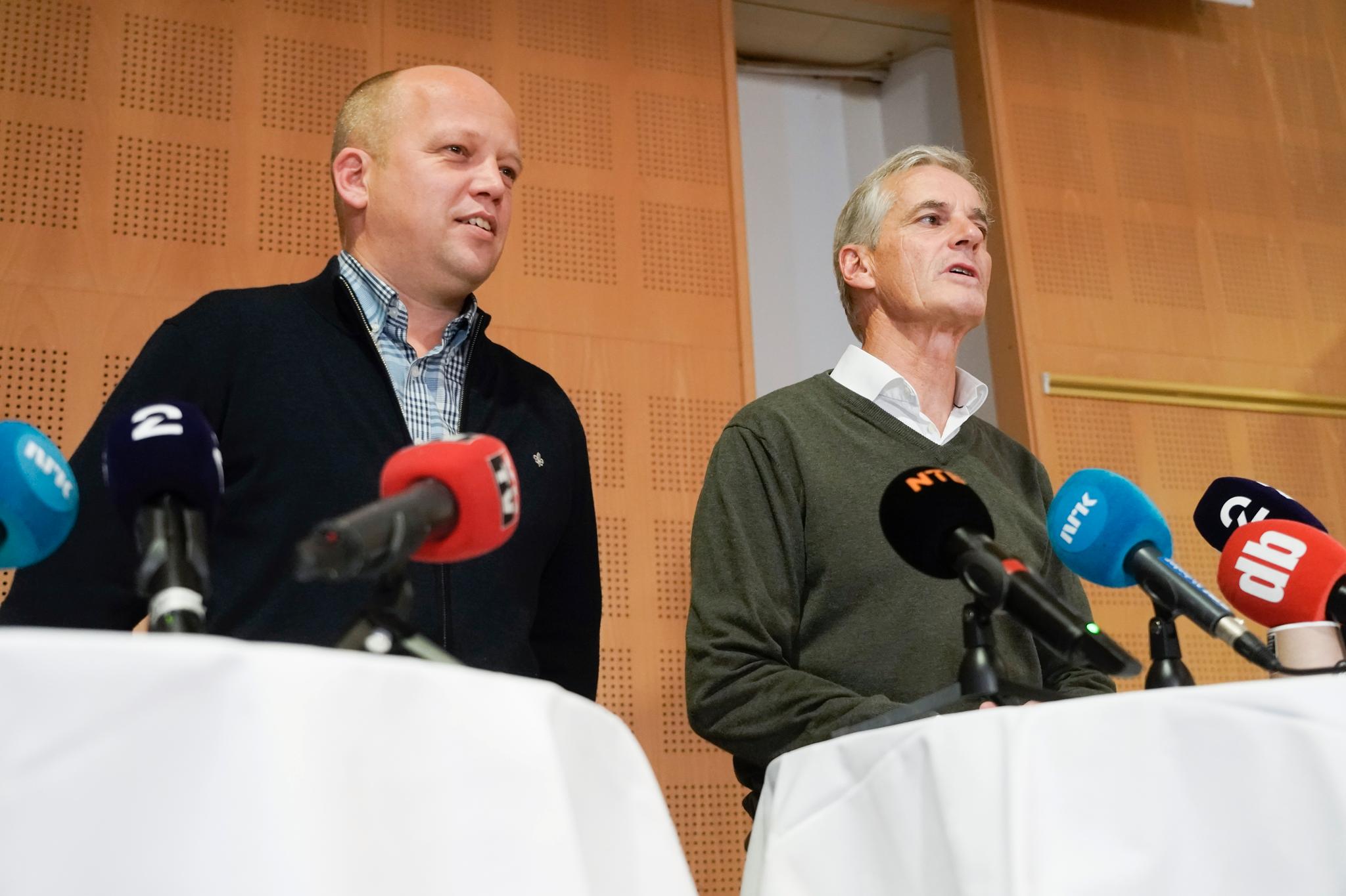 En ny regjering må legge en ambisiøs plan for å løse både klimakrisen og naturkrisen, mener kronikkforfatteren. Bildet Trygve Slagsvold Vedum (Sp) og Jonas Gahr Støre (Ap).
