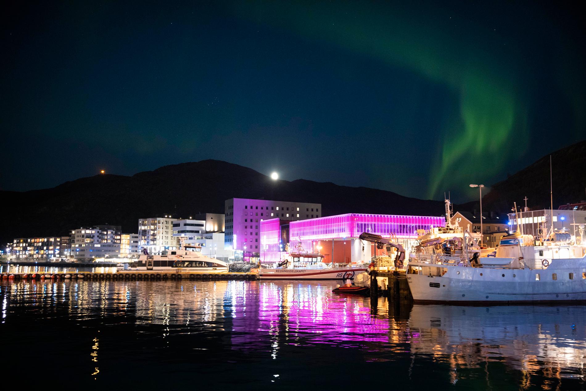 Hammerfest har fått sitt eget lille Barcode. Kulturhuset, som er belyst med rosa lys, er et av byggene som Equinor har bidratt til å finansiere.