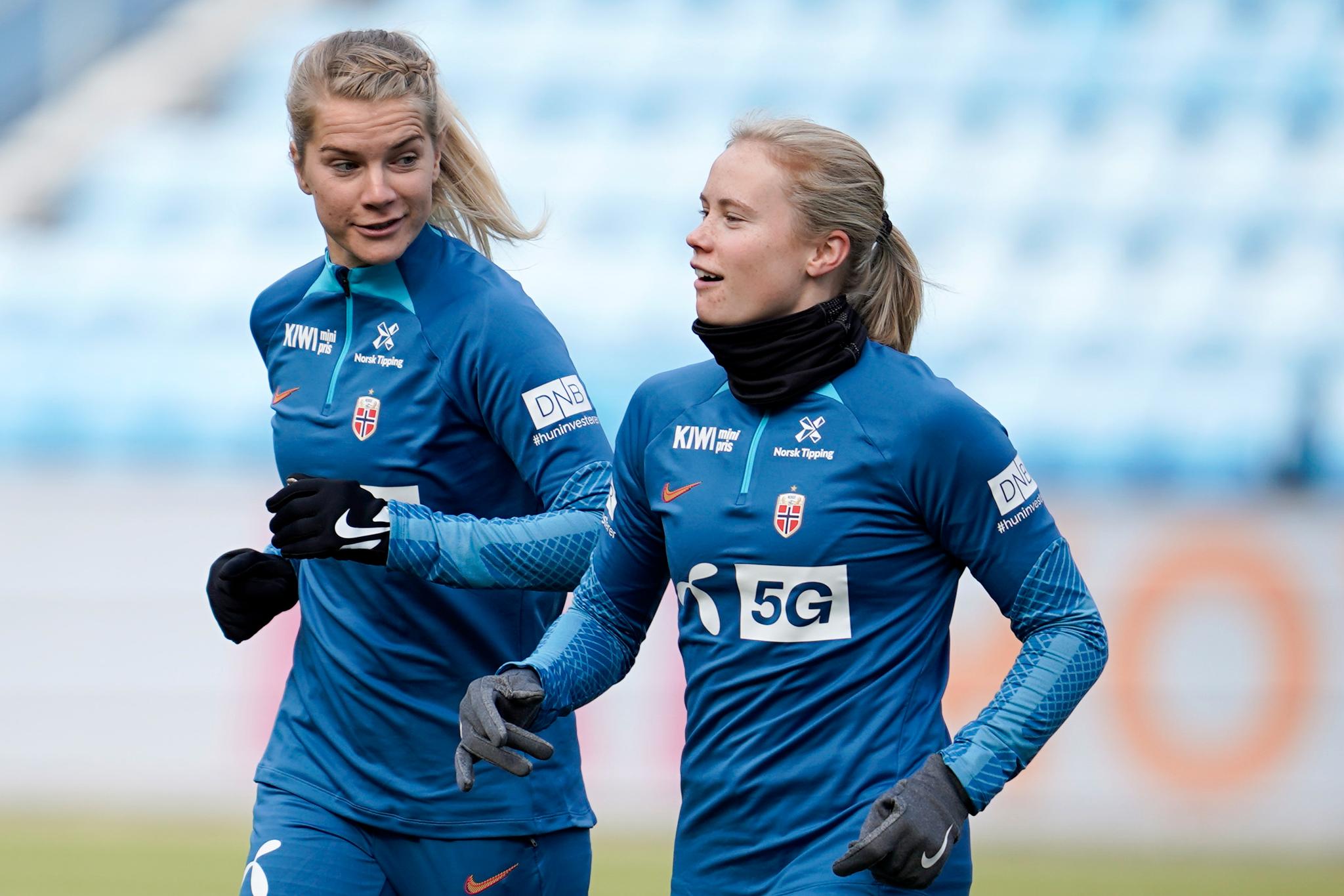 LAGVENNINNER: Ada Hegerberg (t.v.) og Julie Blakstad på landslagstrening tirsdag.