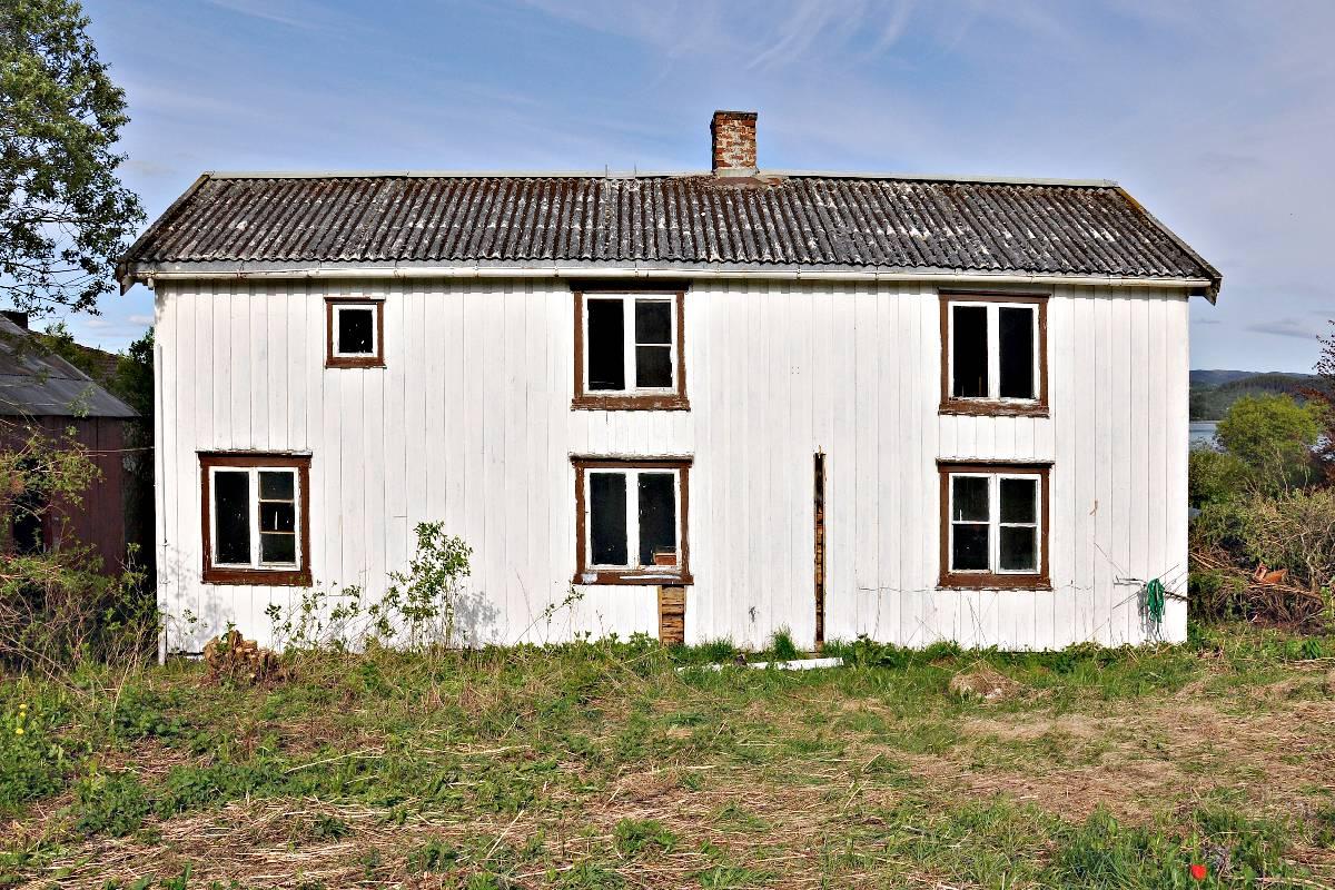 Huset slik det sto i Straumen på Inderøya, en rønne med dårlig rykte, som alle ville bli kvitt.