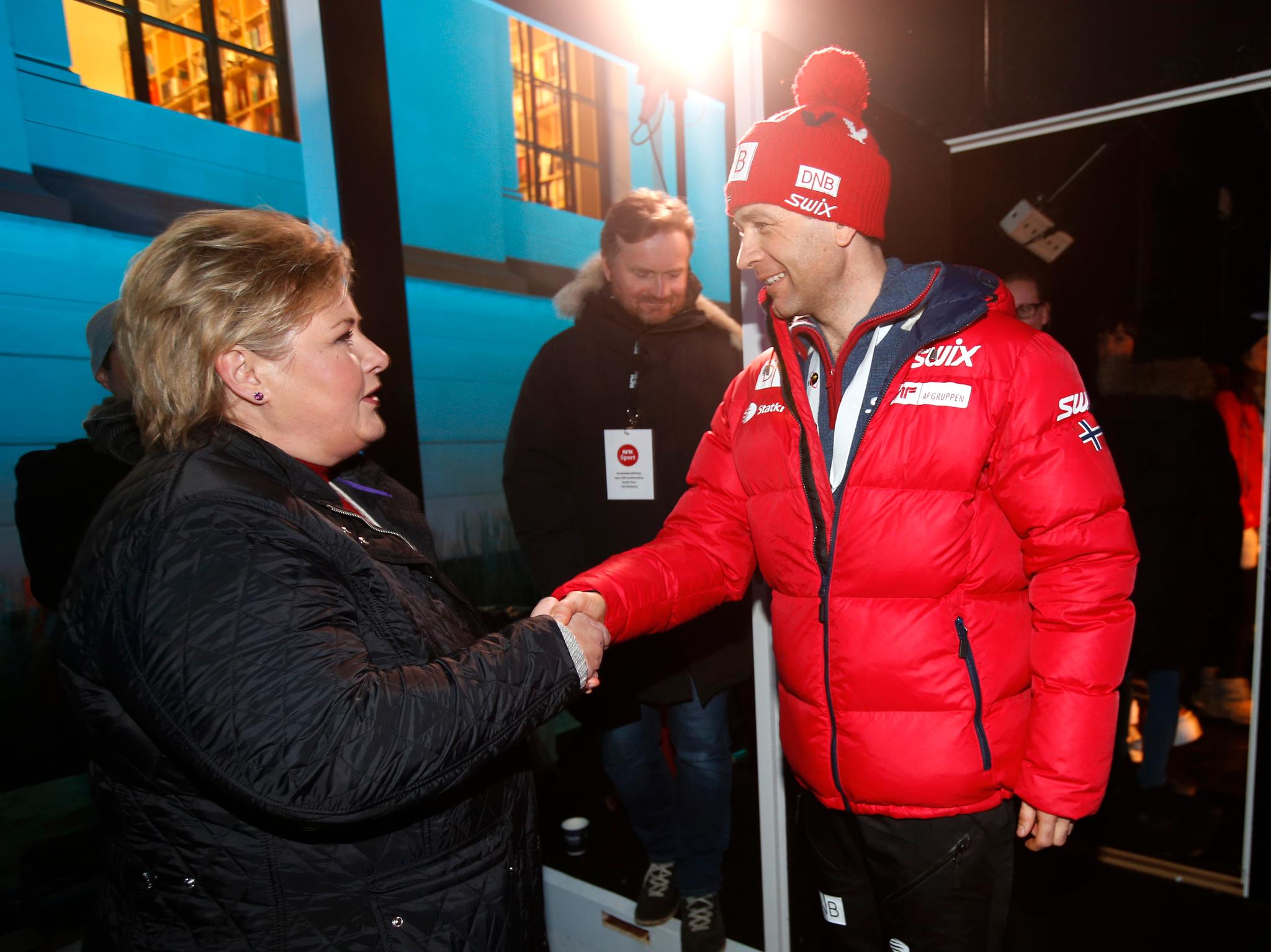 Ole Einar Bjørndalen hilser på statsminister Erna Solberg lørdag kveld.