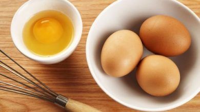 Både eggehviten og eggeplommen er fin å bruke i hud- og hårprodukter. Både eggehviten og eggeplommen er fin å bruke i hud- og hårprodukter.