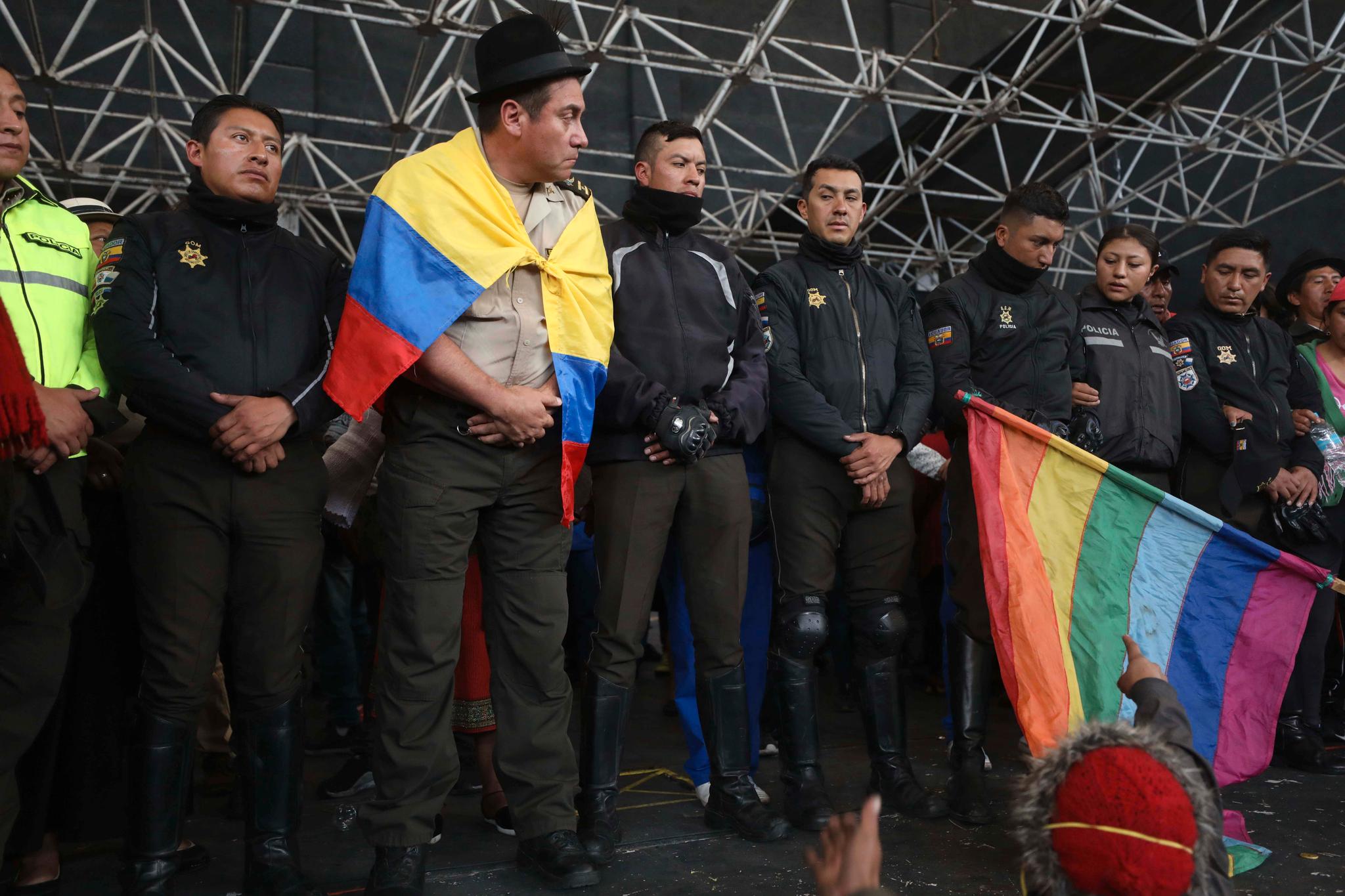 En gruppe politifolk som ble tatt til fange av demonstranter under protestaksjonene i Ecuador, blir her vist fram av gruppen som tok dem som gisler. Foto: AP / NTB scanpix