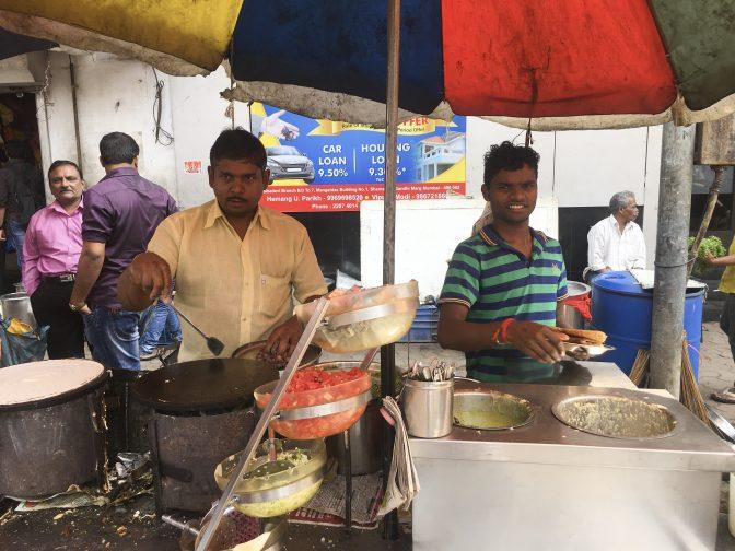 India er kjent for sin fantastiske street food. Her står gutta og lager «masala dosa», som egentlig er en rett som kommer sydfra.