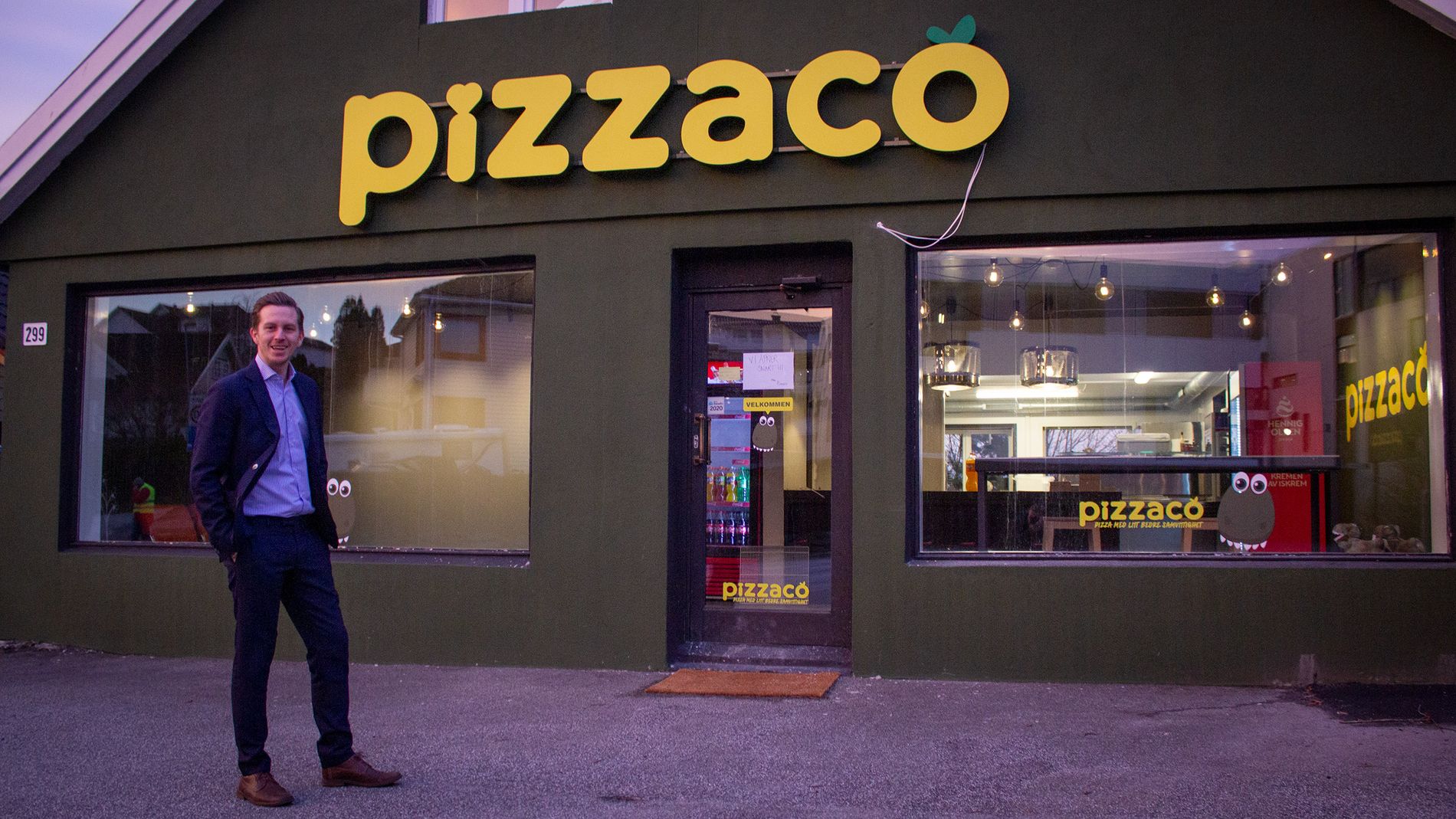 Pizzacos første utsalg begynner å ta form. Daglig leder Tommy Raanti foran filialen på Madla.