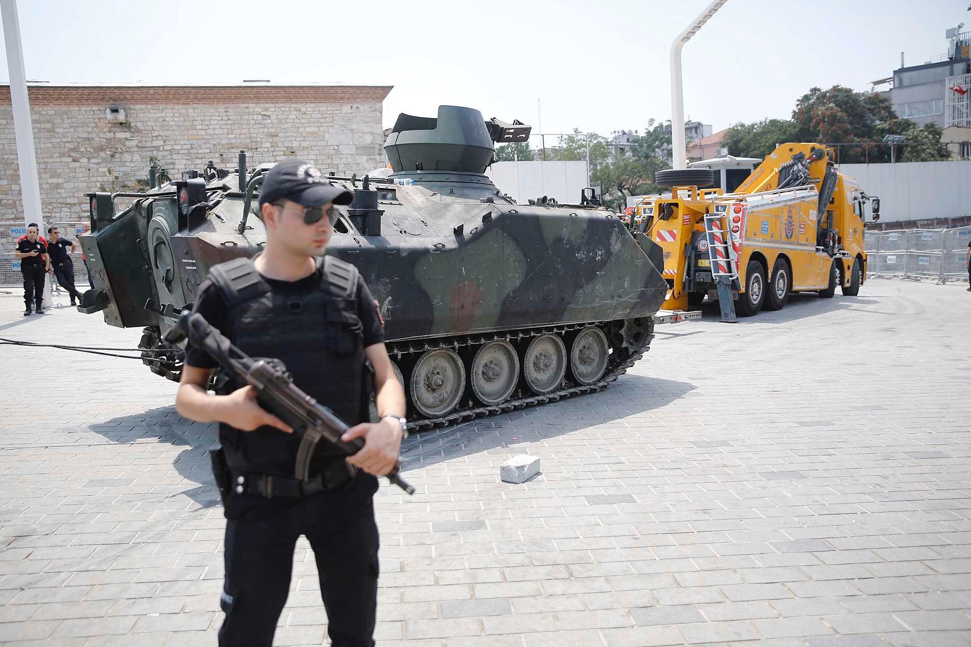Et pansret personellkjøretøy som ble brukt i kuppforsøket taues bort fra Taksim-plassen i Istanbul.