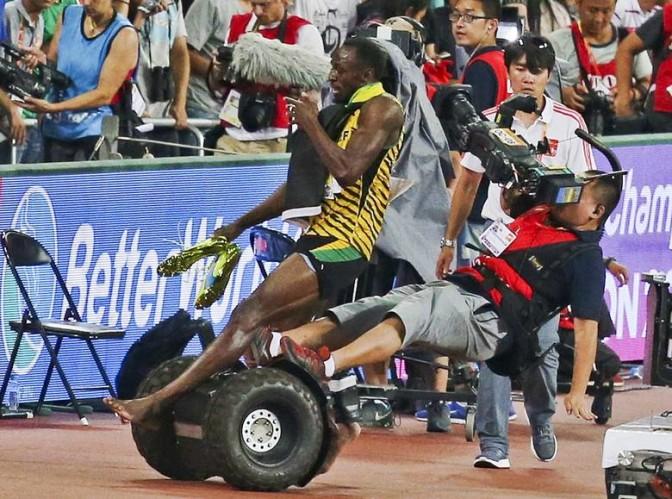 Dette er verdens mest kjent ståhjulingulykke. Offeret er verdens raskeste mann, Usain Bolt. Den skyldige var en uheldig fotograf. Foto: Scanpix Dette er verdens mest kjent ståhjulingulykke. Offeret er verdens raskeste mann, Usain Bolt. Den skyldige var en uheldig fotograf. Foto: Scanpix