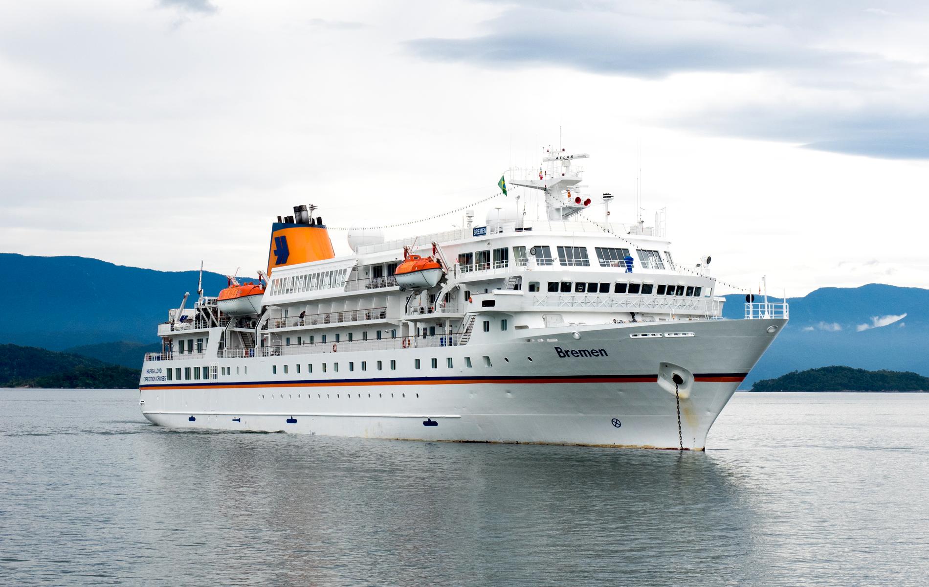 Det var en person som gikk i land fra det tyske cruiseskipet MS Bremen som ble angrepet av en isbjørn lørdag. 