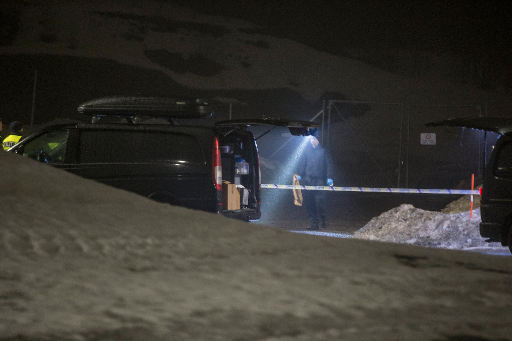 Politiet undersøker en bil med store skader på en rasteplass ved E18 i Porsgrunn. Bombegruppen fra Oslo er på stedet og bistår med undersøkelser.