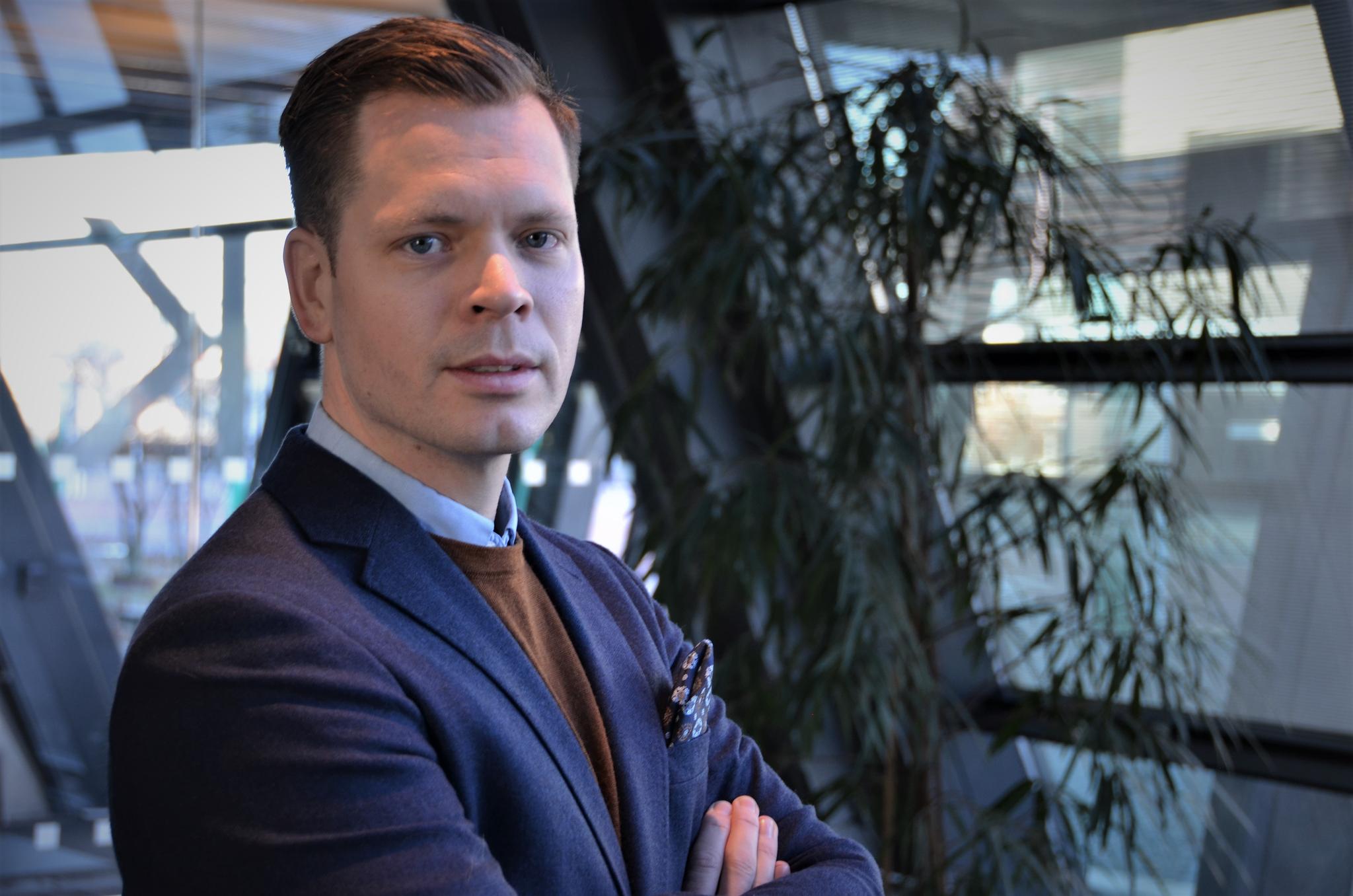 Thorbjørn Busch er spesialrådgiver i Telenors sikkerhetsavdeling. Han oppfordrer alle til å stoppe, tenke og sjekke når man blir oppringt fra et ukjent utenladsnummer.