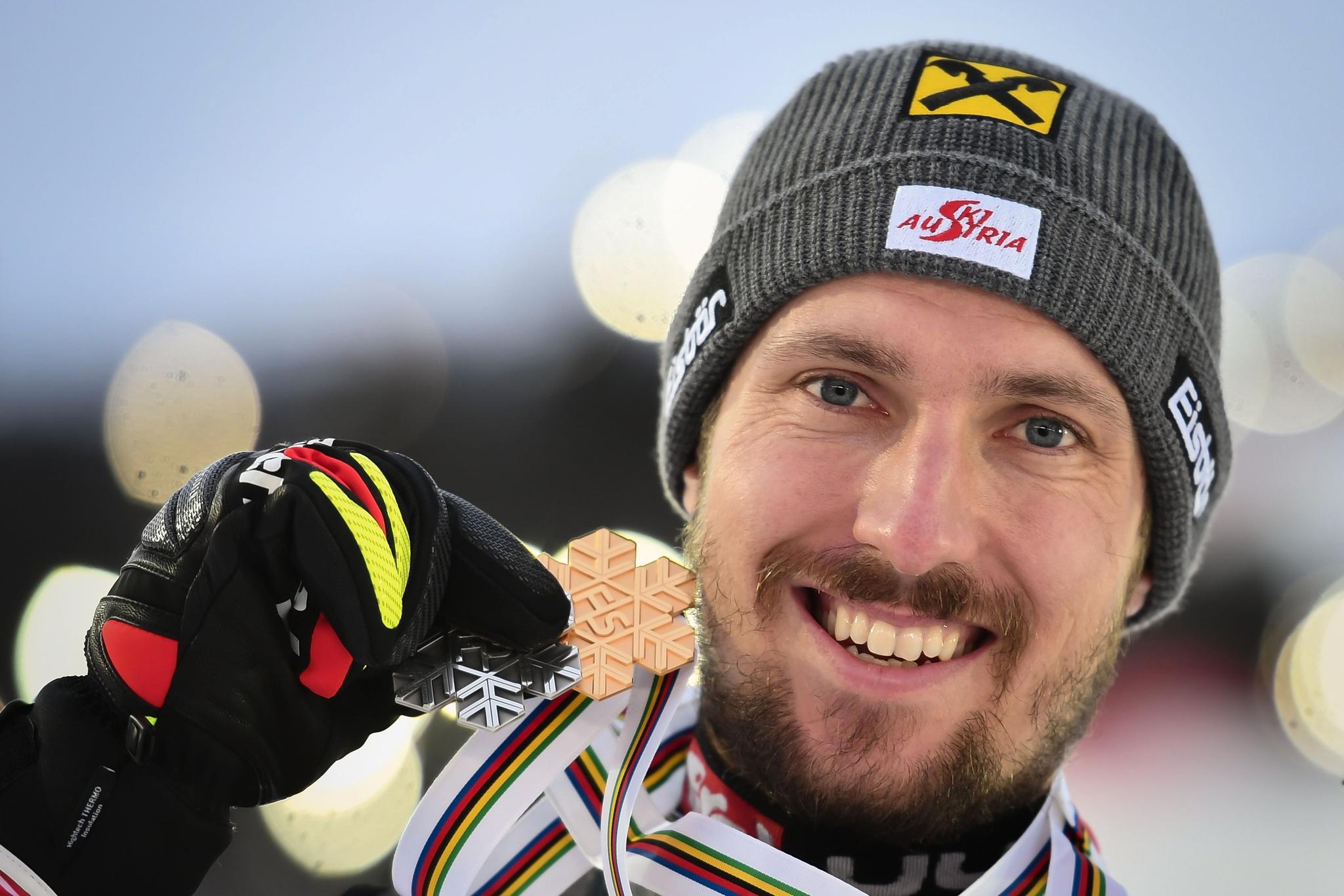  Marcel Hirscher poserer med et av sine syv VM-gull, her fra Åre i Sverige i 2019.