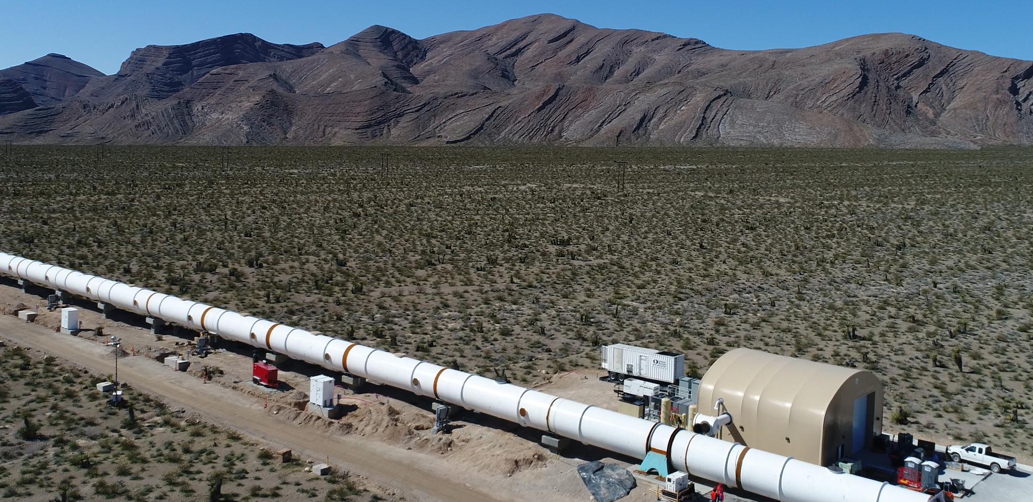 Hyperloop krever en svært rett linje, slik at logistikk og topografi blir utfordrende i Norge. I motsetning til i Las Vegas hvor Virgin Hyperloop One har bygget verdens første testbane, den såkalte Development Loop.