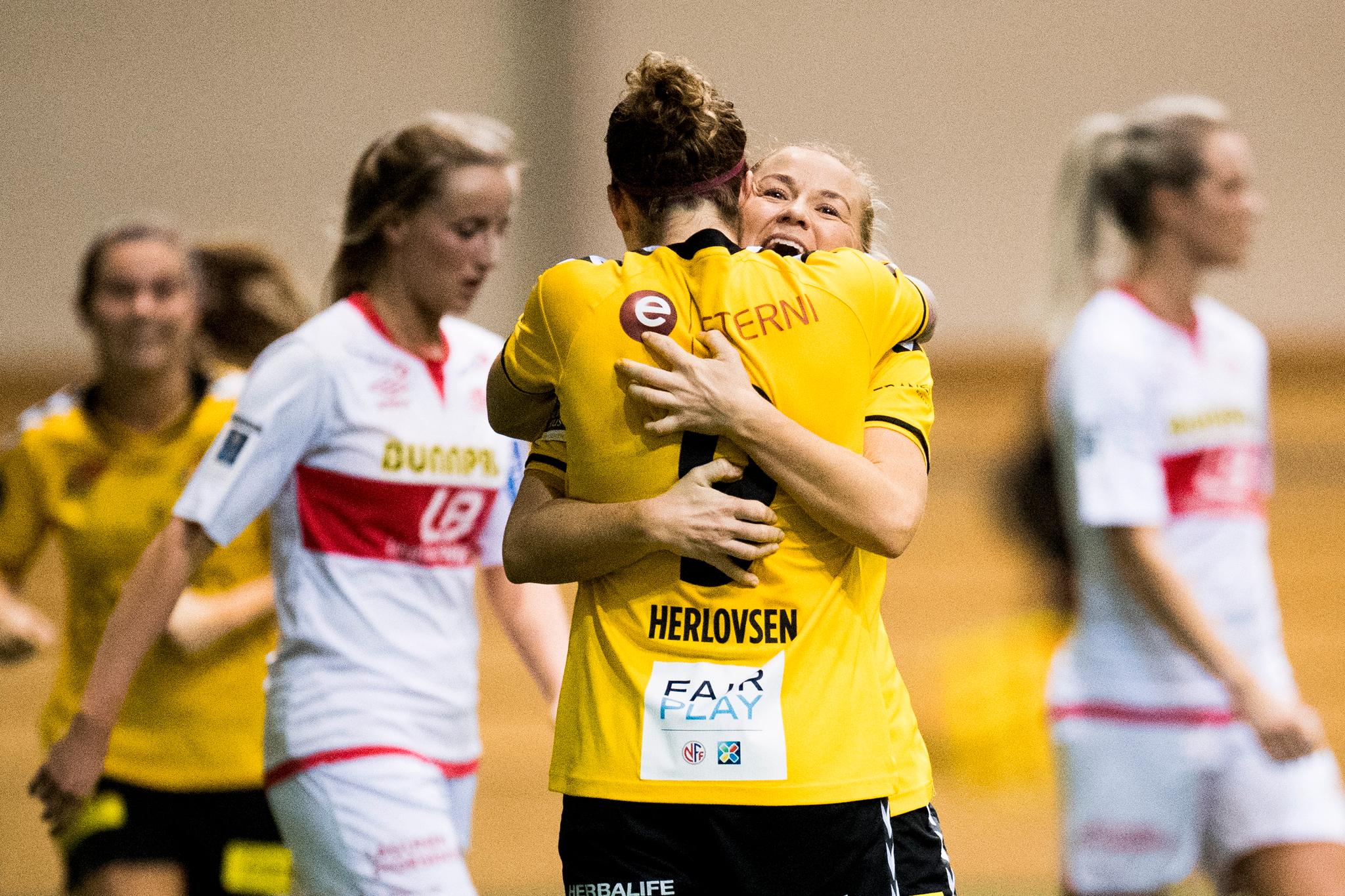 LILLESTRØM-JUBEL: Lene Mykjåland omfavner tomålsscorer Isabell Herlovsen da Lillestrøm sikret seriegullet i siste runde. 