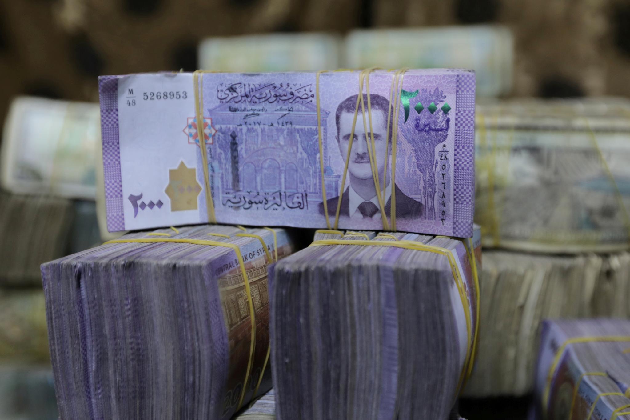 Det syriske pundet er stadig mindre verdt. Nå koster en dollar over 3500 pund på svartebørsen. I 2010 kostet en dollar 47 pund. 
