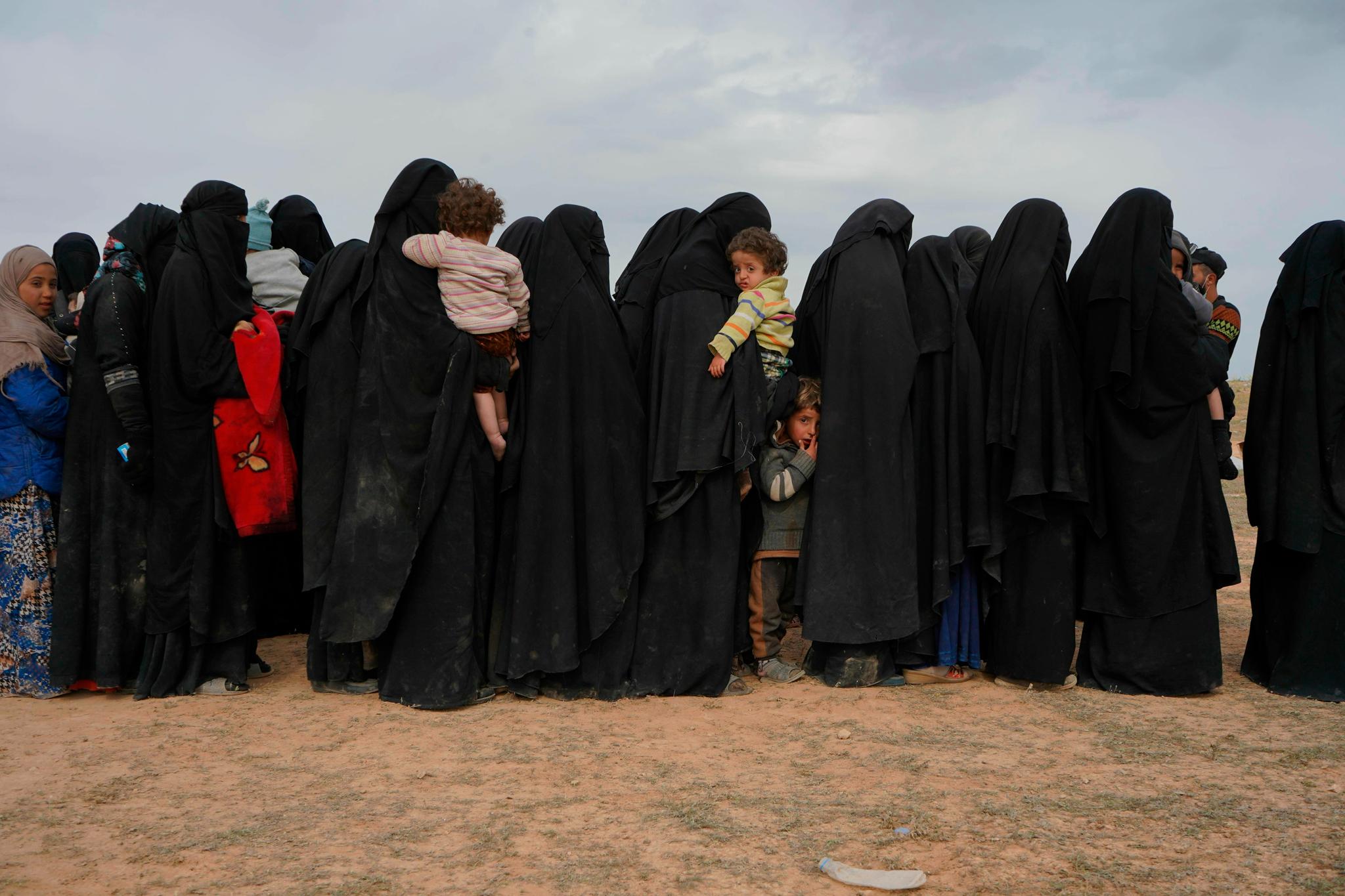 Kvinner og barn som ble evakuert fra Baghouz den 5. mars.