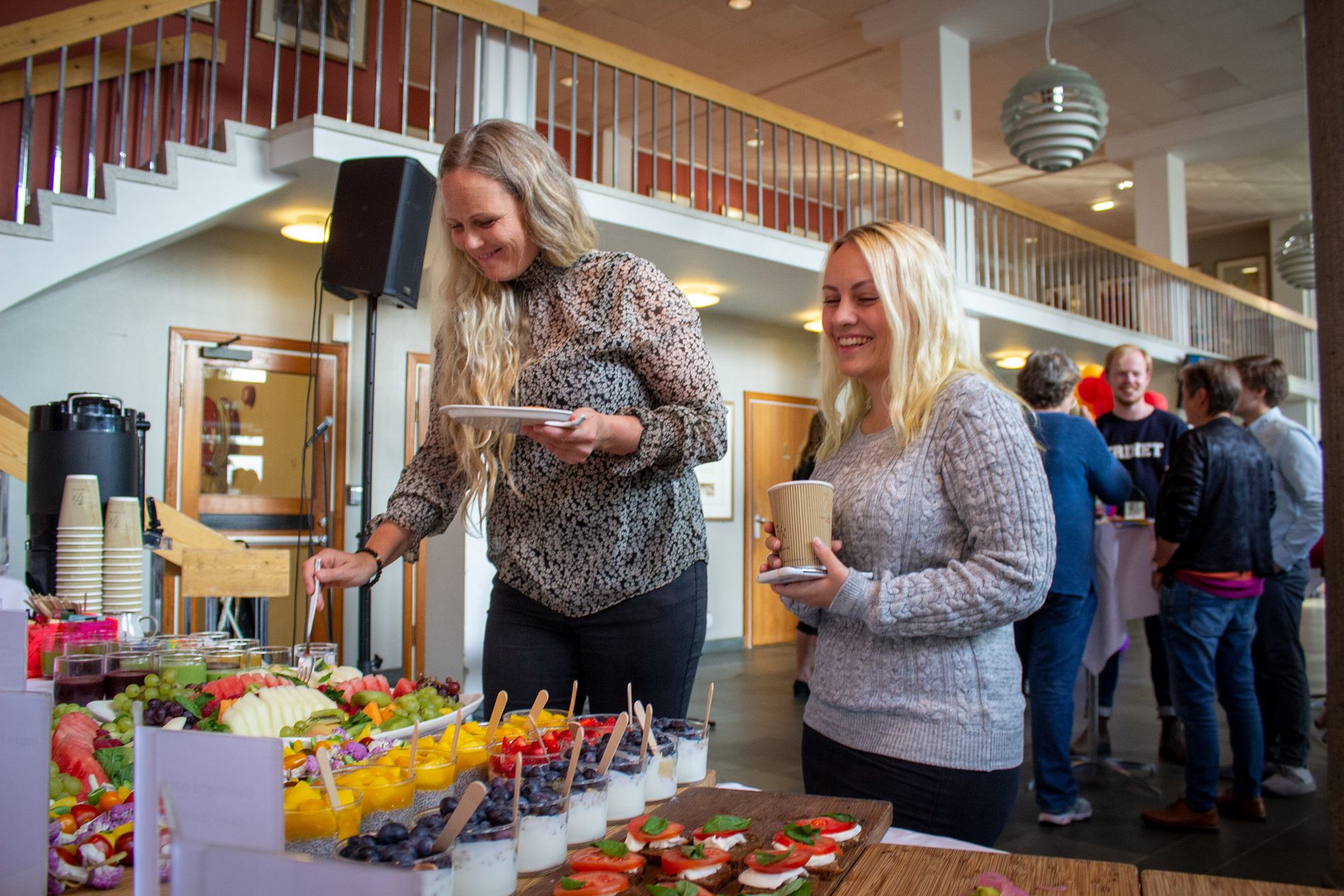 Leder i FRI og festivalsjef for årets Stavanger på skeivå, Hanne Nilsen (t.v.) og nestleder i FRI og ansvarlig for sosiale medier under festivalen, Grethe Marie Strøm, deltok på regnbuefrokosten. 