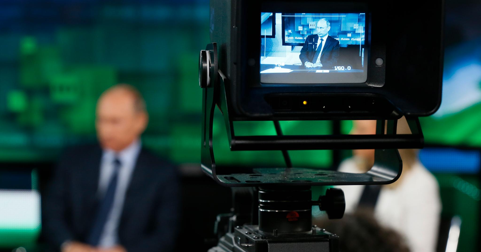 Putin under en nyhetssending på Russia Today i fredeligere tider. Nå er kanalen stengt i de fleste deler av Vesten.