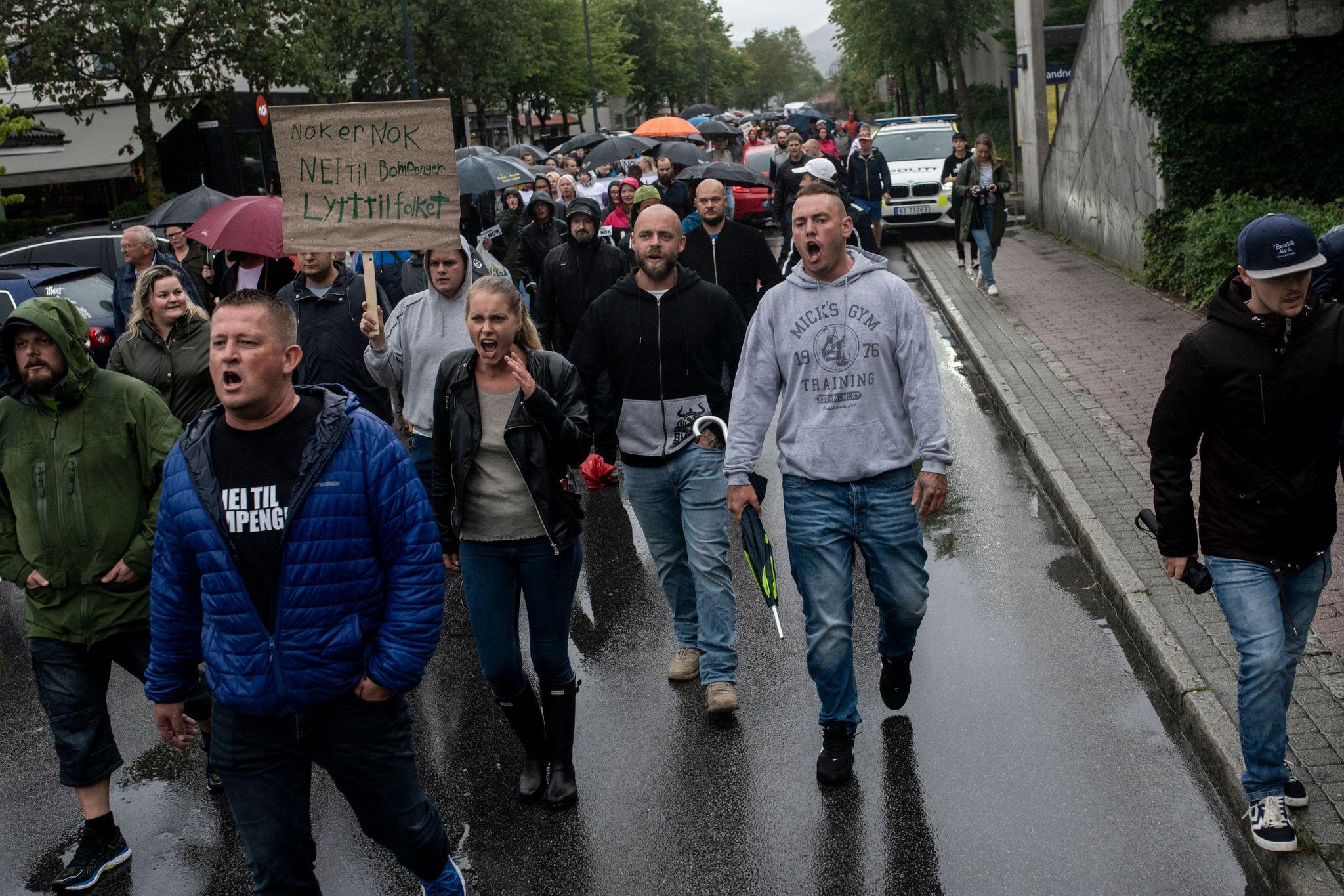  Her går demonstrantene midt i veien i St. Olavs gate i Sandnes. Det er i strid med den tillatelsen som ble gitt av politiet i forkant.  