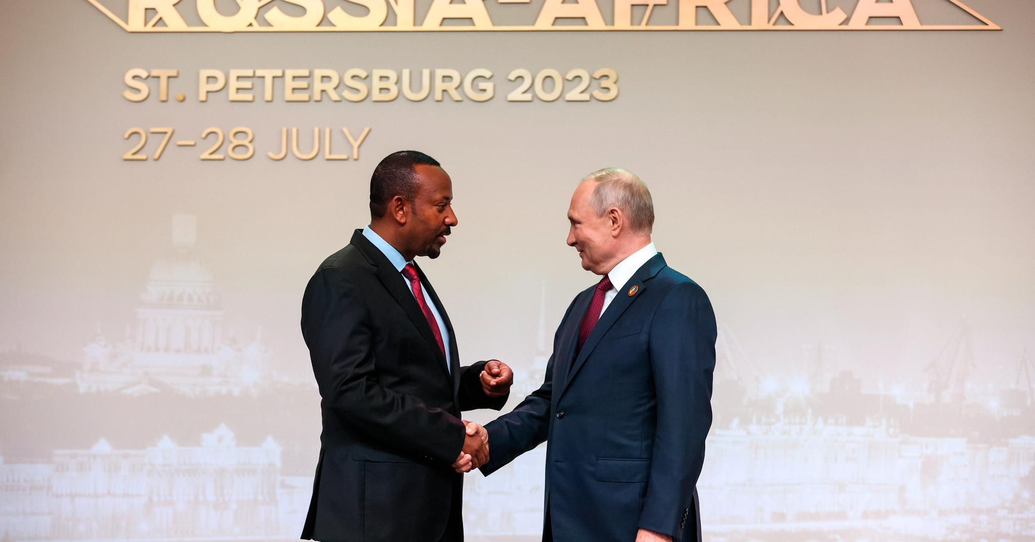 Etiopias president Abiy Ahmed hilser på Russlands president Vladimir Putin på møtet mellom Russland og Afrika i St. Petersburg. Kun 17 afrikanske toppledere stilte. På et tilsvarende møte i 2019 stilte flere enn dobbelt så mange.