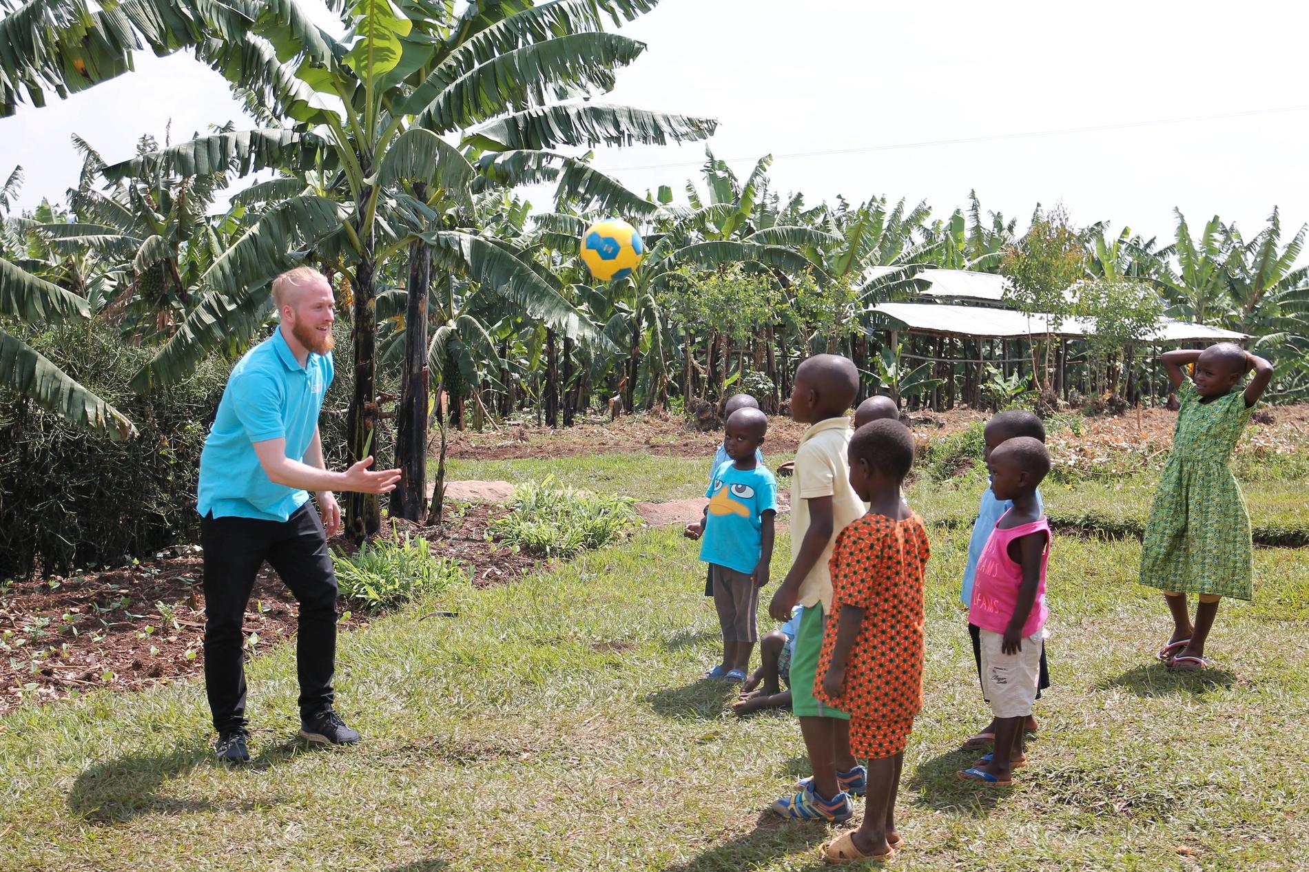 – Vi kommuniserte gjennom fotballen, forteller Morten om møtet med barna Rwanda.