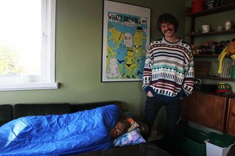 Christian Øie har vært på Couchsurfing i sju år. I løpet av disse årene har minst 150 personer fått seg en god natts søvn i boligen hans på Hundvåg. Her tar australieren Max Handley en power nap til ære for fotografen.
