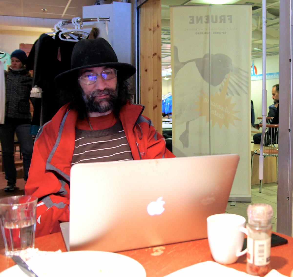 SMELTEDIGEL: Mark Sabbatini, opprinnelig fra Alaska, drifter sin egen avis i Longyearbyen – Ice People. Amerikaneren er langt fra den eneste med utenlandsk pass på Svalbard, noe han trekker frem som et verdifullt element i lokalsamfunnet.