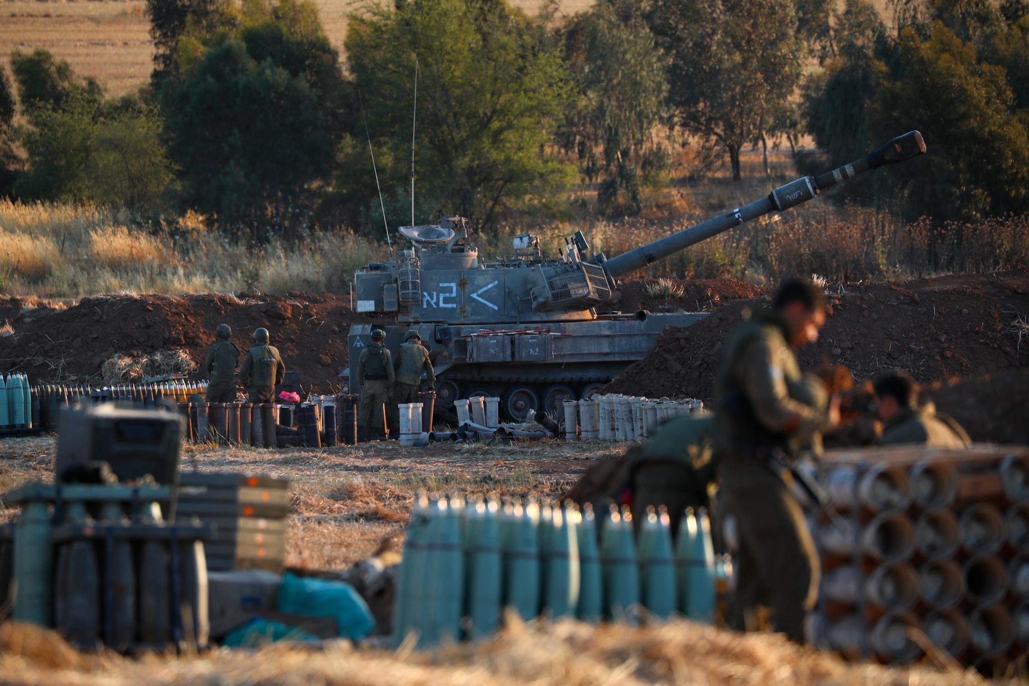 Det israelske forsvaret har flyttet stridsvogner og soldater mot grensen til Gaza. Foreløpig holder de seg på den israelske siden. 