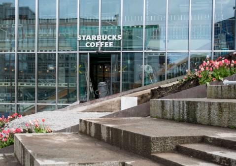SKILT PÅ PLASS: Slik ser Starbucks ut, like før åpning.
