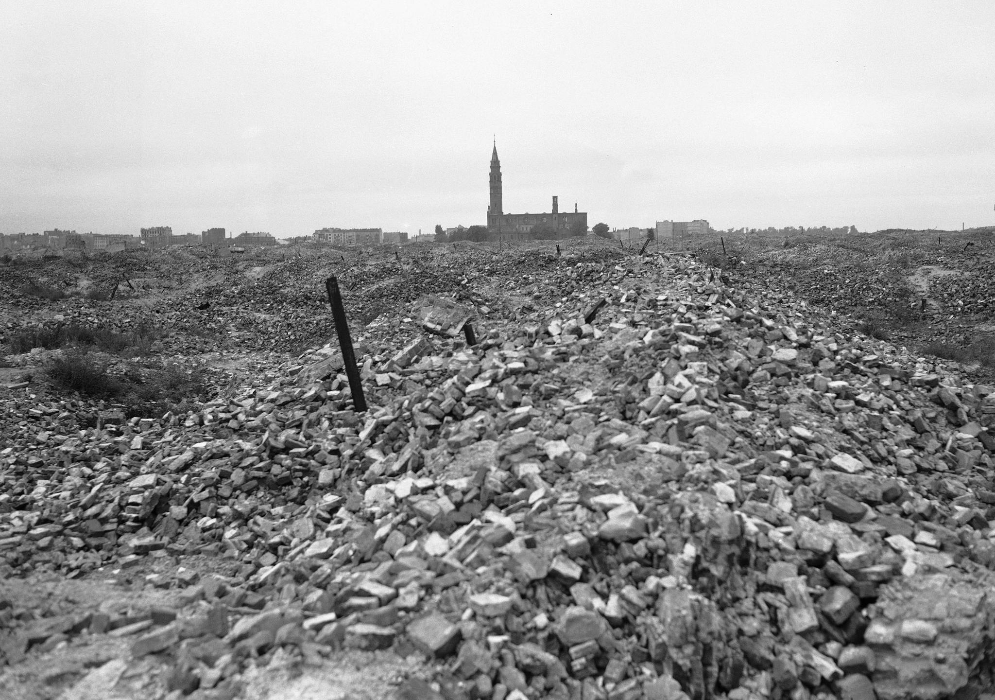 Bildet fra 1945 viser restene av Warzsawa-ghettoen, som tyskerne sprengte i stykker.