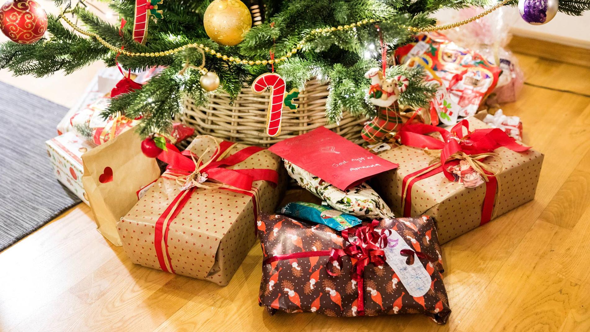 Tradisjonen om å gi faktiske ting i julegave til andre står fremdeles fjellstøtt. 