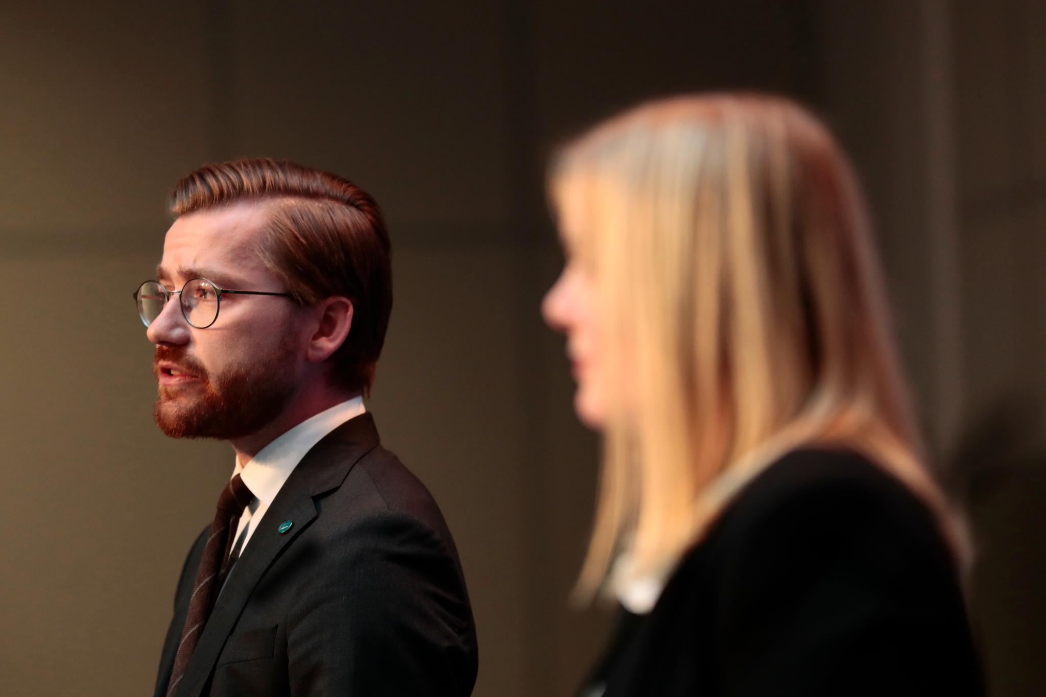 Venstres Sveinung Rotevatn og Høyres Tina Bru la frem planen fredag. Han er klima- og miljøminister, hun er olje- og energiminister.