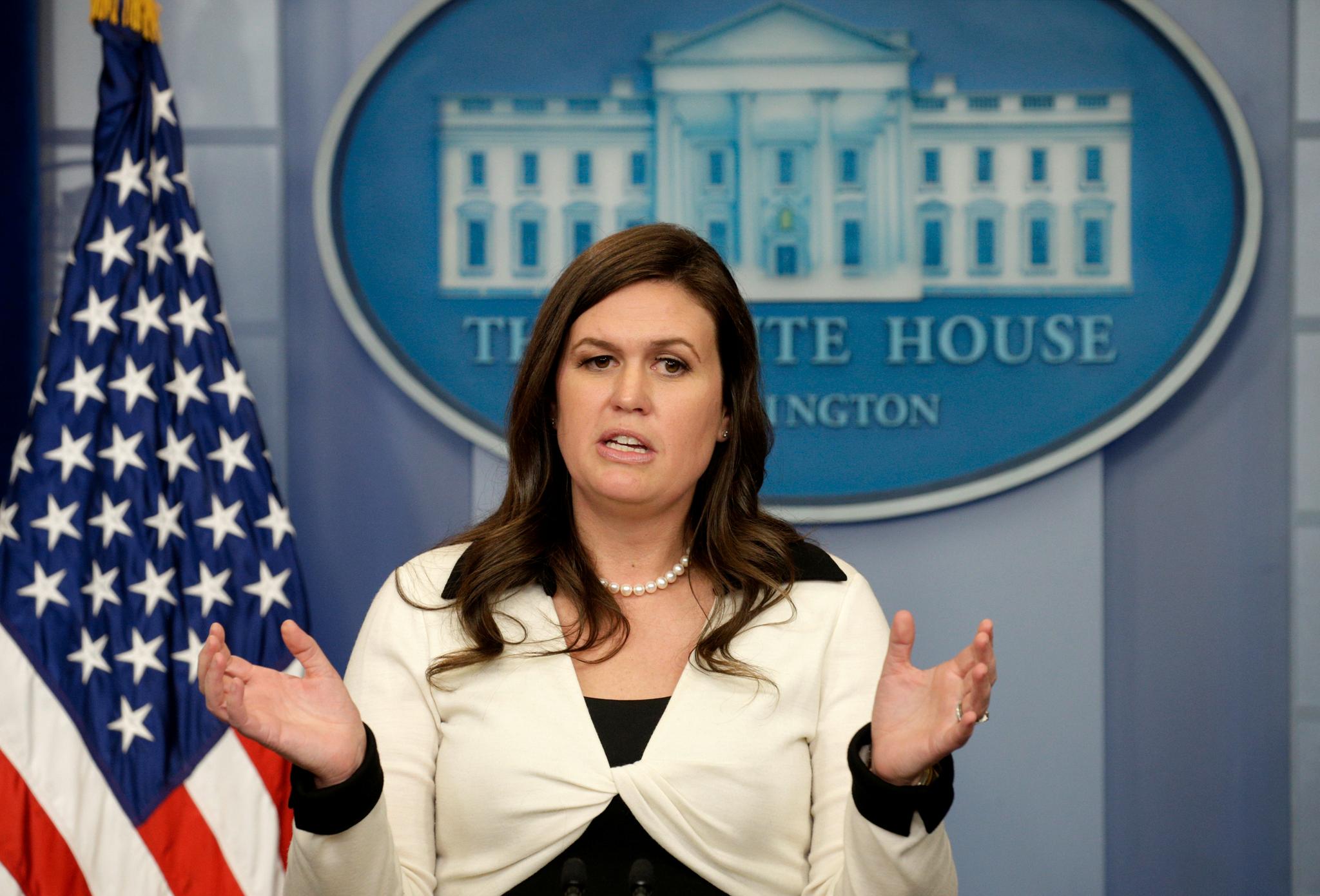 Talskvinnen Sarah Huckabee Sanders sier at presidenten liker at det er «sunn konkurranse» mellom de ansatte i Det hvite hus. 