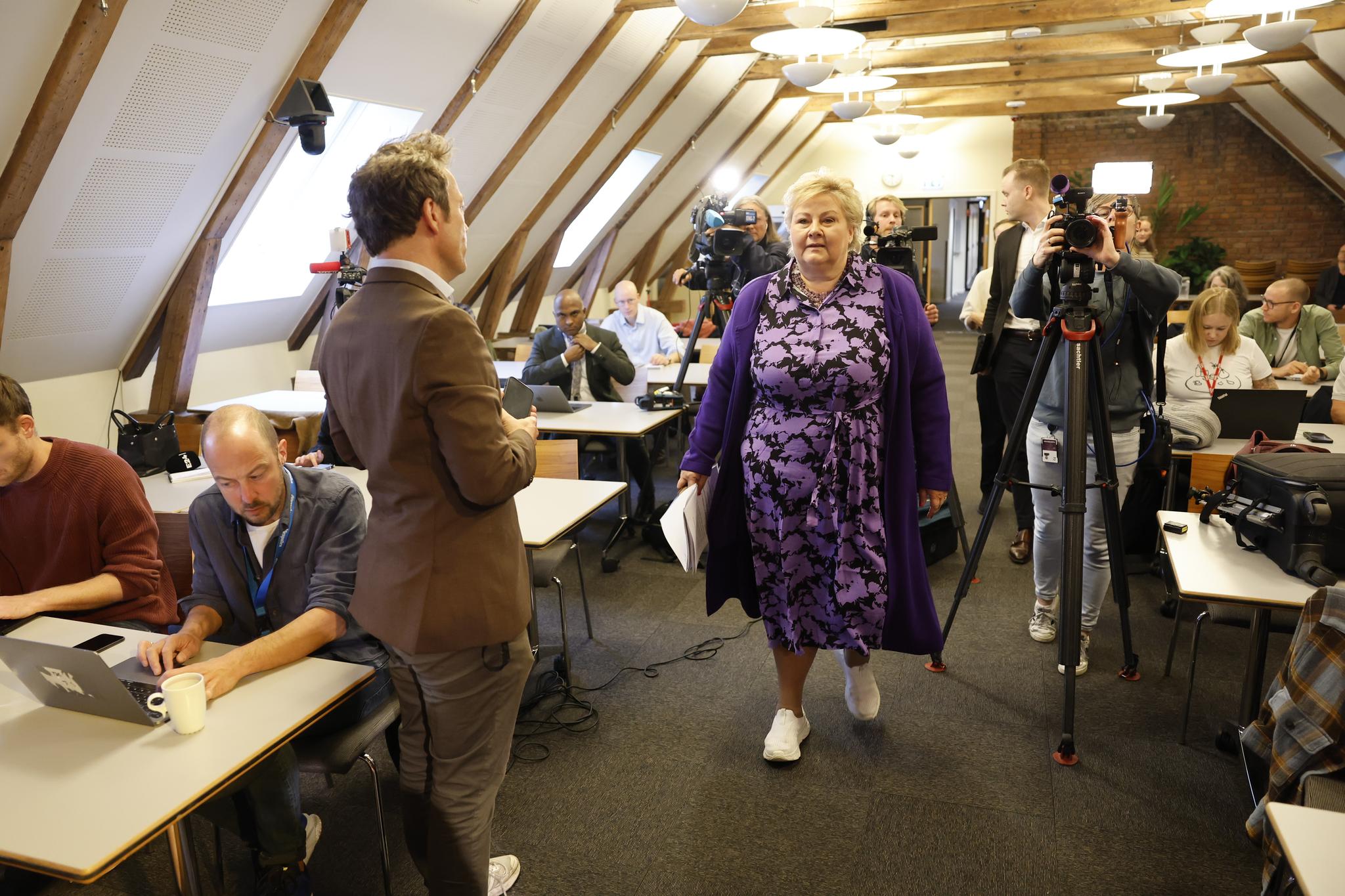 Høyre-leder Erna Solberg møtte pressen fredag formiddag for å snakke om mannen Sindre Finnes' aksjehandel. 
