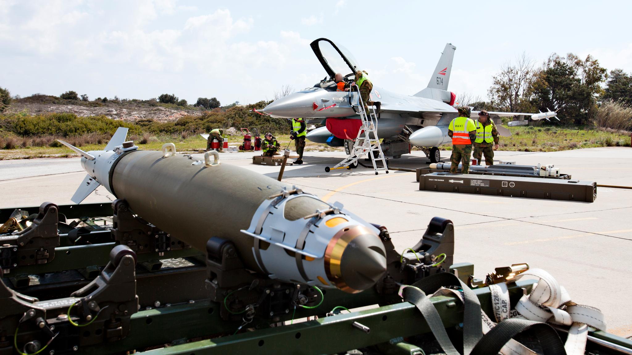 Nato bombet våren 2011 opprørere til makten i Libya, som siden har vært preget av kaos og anarki. Her lastet bomber inn i norske jagerfly på Kreta i mars 2011. 