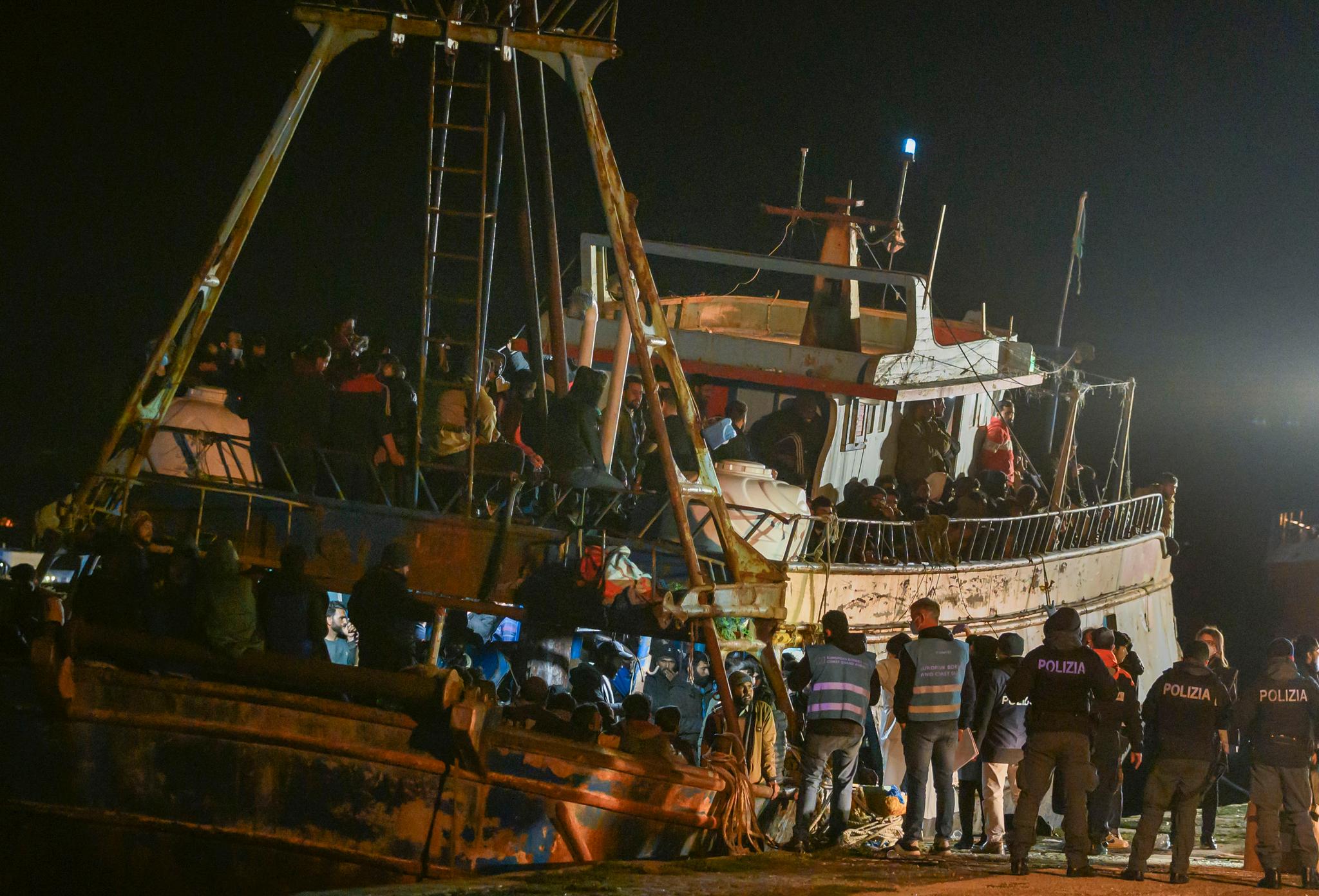Libya er i dag et senter for menneskehandel og et brohode for flyktninger og migranter som forsøker å ta seg sjøveien til Europa. Denne fiskebåten hadde rundt 500 mennesker om bord da den ankom Crotone i Italia tidligere i måneden. 